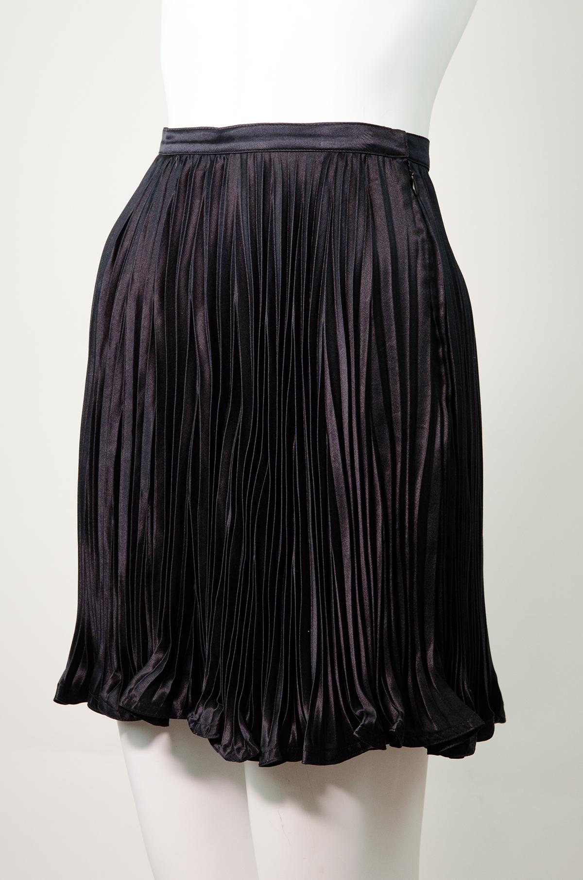 VERSACE Vintage S/S 1995 Runway Pleated Silk Mini Skirt

Brand: Versace

Designer: Gianni Versace

Collection / Year: Spring Summer 1995

Fabric: Silk Satin

Color: Black 

Size: IT40

Made in Italy.

So feminine! This beautiful pleated skirt is a