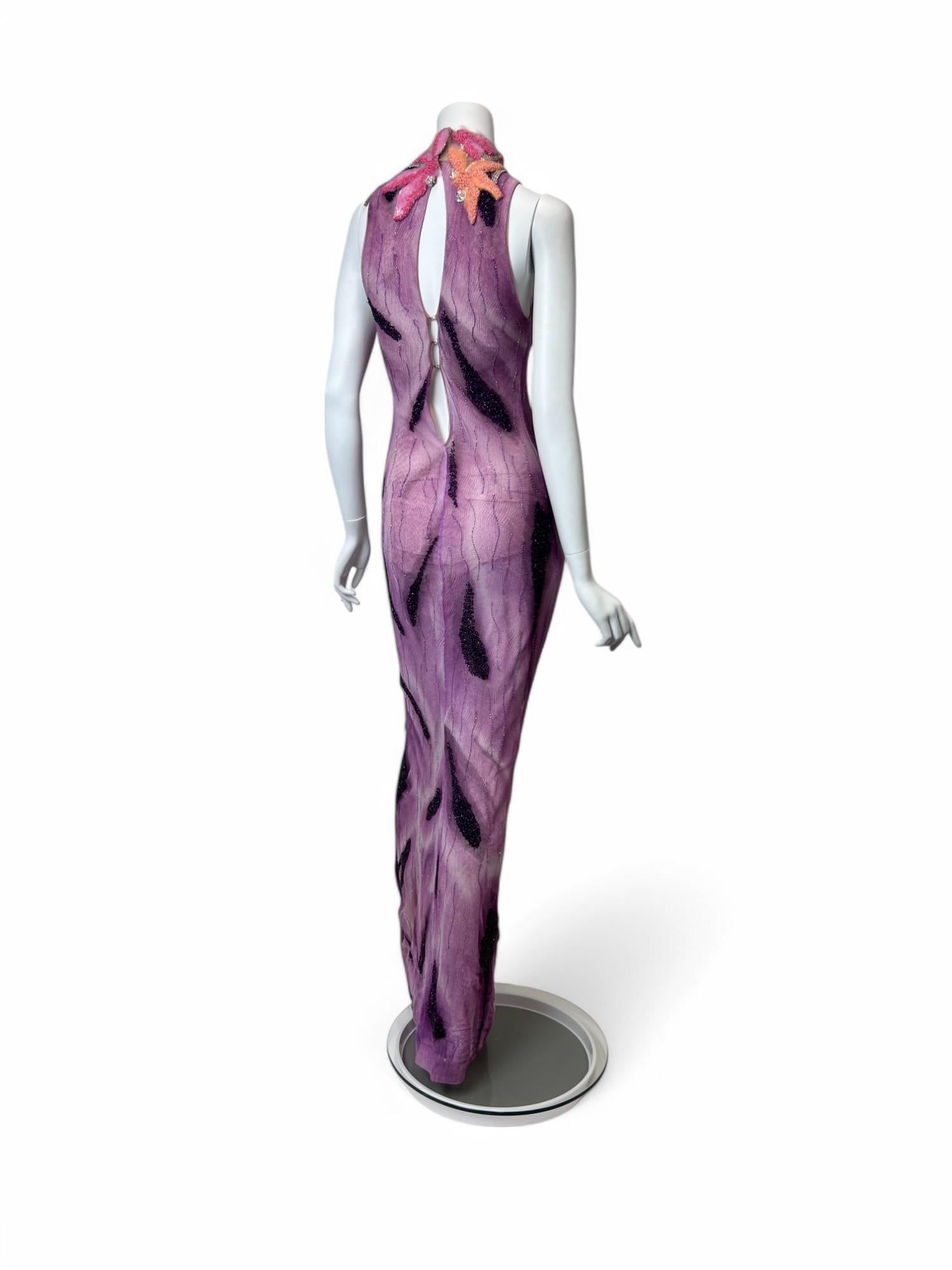 In her fourth collection on her own, S/S 1999, Donatella began to hit her stride as the head designer for the Versace label. The New York Times wrote that it was “…the best collection she's done on her own since the death of her brother Gianni.” 