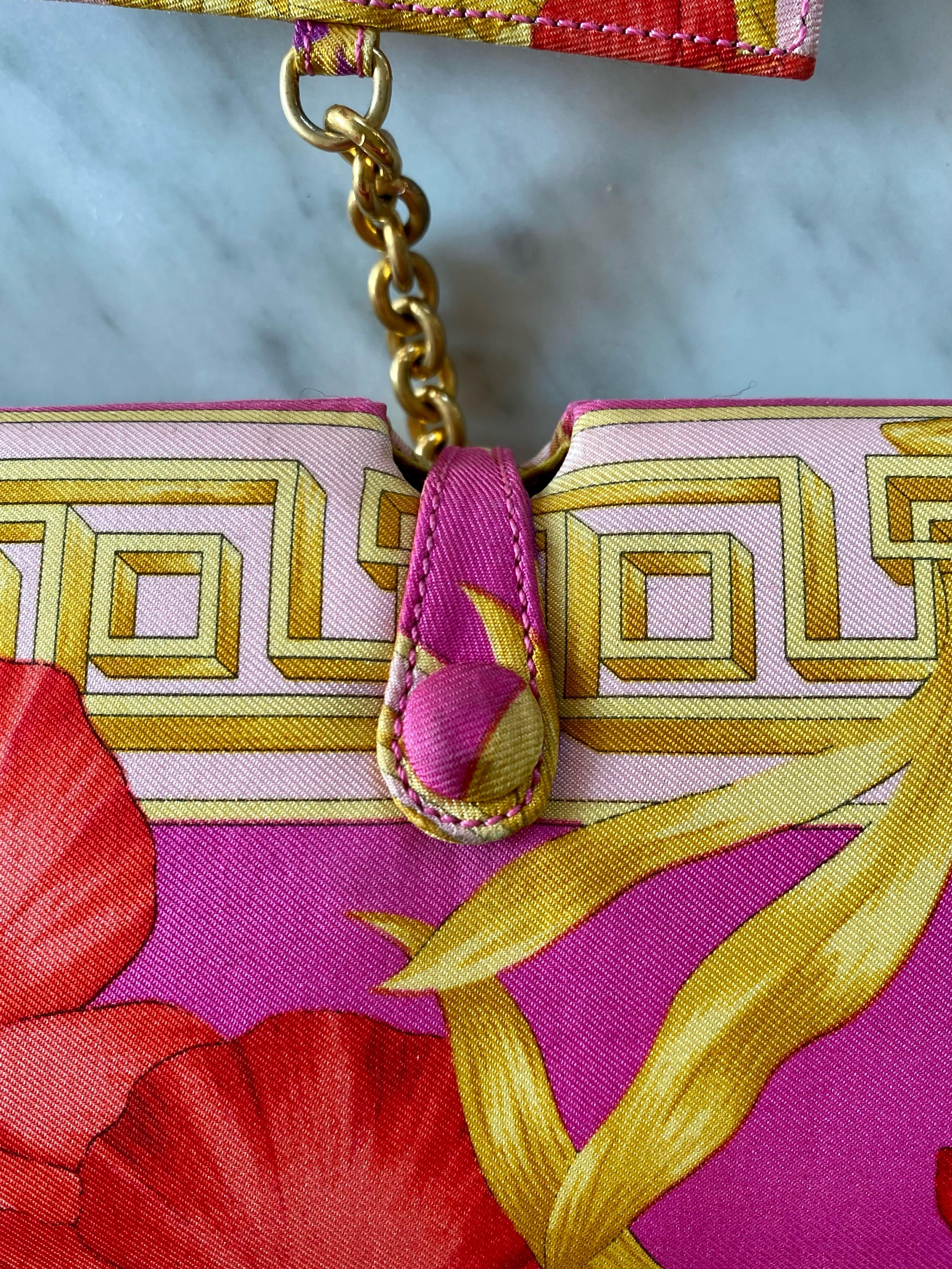 Pochette convertible Gianni Versace par Donatella Runway en soie imprimée rose, P/E 2000 en vente 7