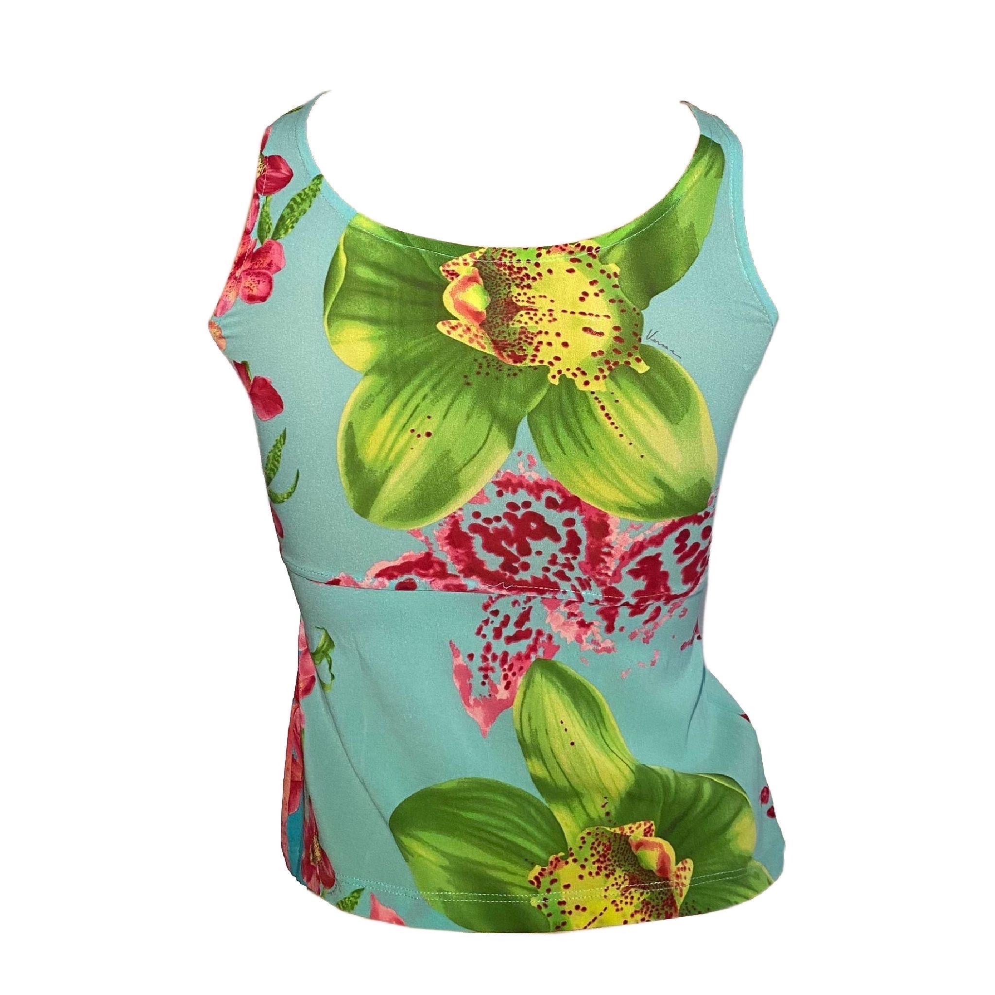 -Versace floral “lily print” pink/turquoise top
-Gold/Clear Medusa Plaques
-Spring/Summer 2004 
-100% silk
-right clear plaque slightly darkened over time, reflected on price

Size 38

Bust: 68 cm / 26.7 inch
Length (from strap): 51.5 cm / 20.2 inch