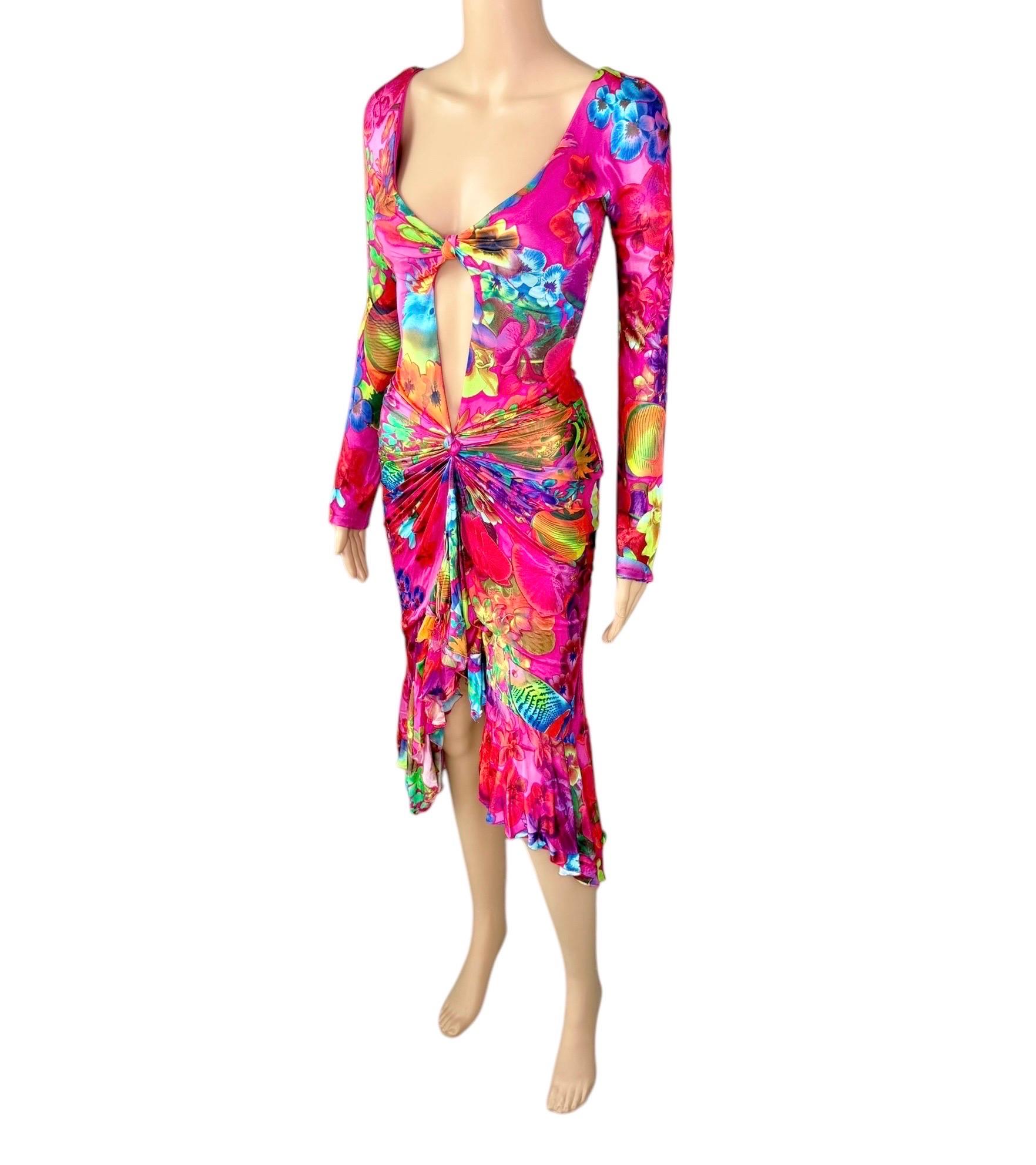 Versace S/S 2004 Runway Cutout Plunging Neckline Ruffled Floral Print Dress

Look 15 from the Spring 2004 Collection by Donatella Versace.

Size: IT 38

Condition: Good vintage condition, small pull on the shoulder not noticeable when worn, see last