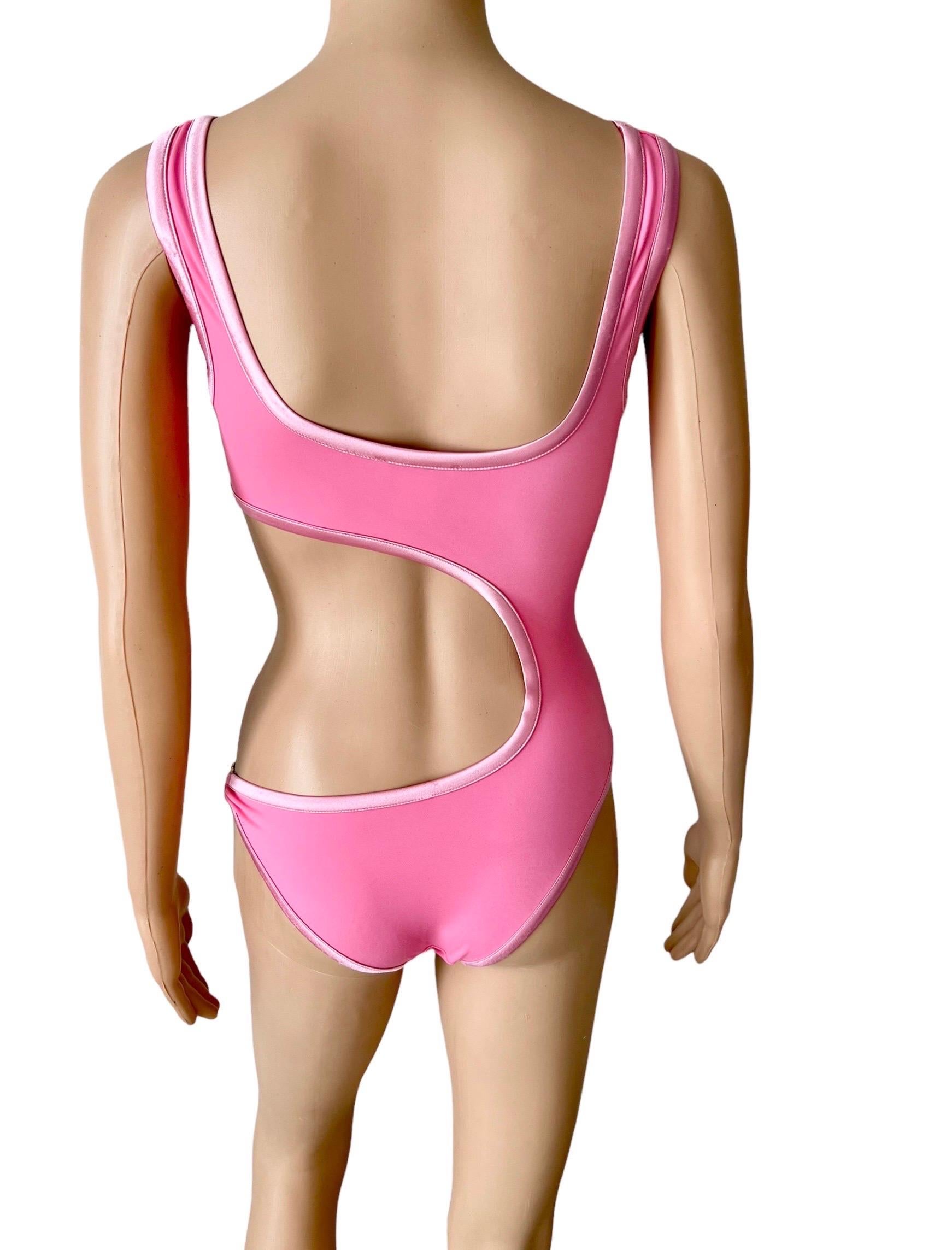 Versace S/S 2005 Einteiliger Badeanzug mit Ausschnitt und kristallverziertem Logo (Pink) im Angebot