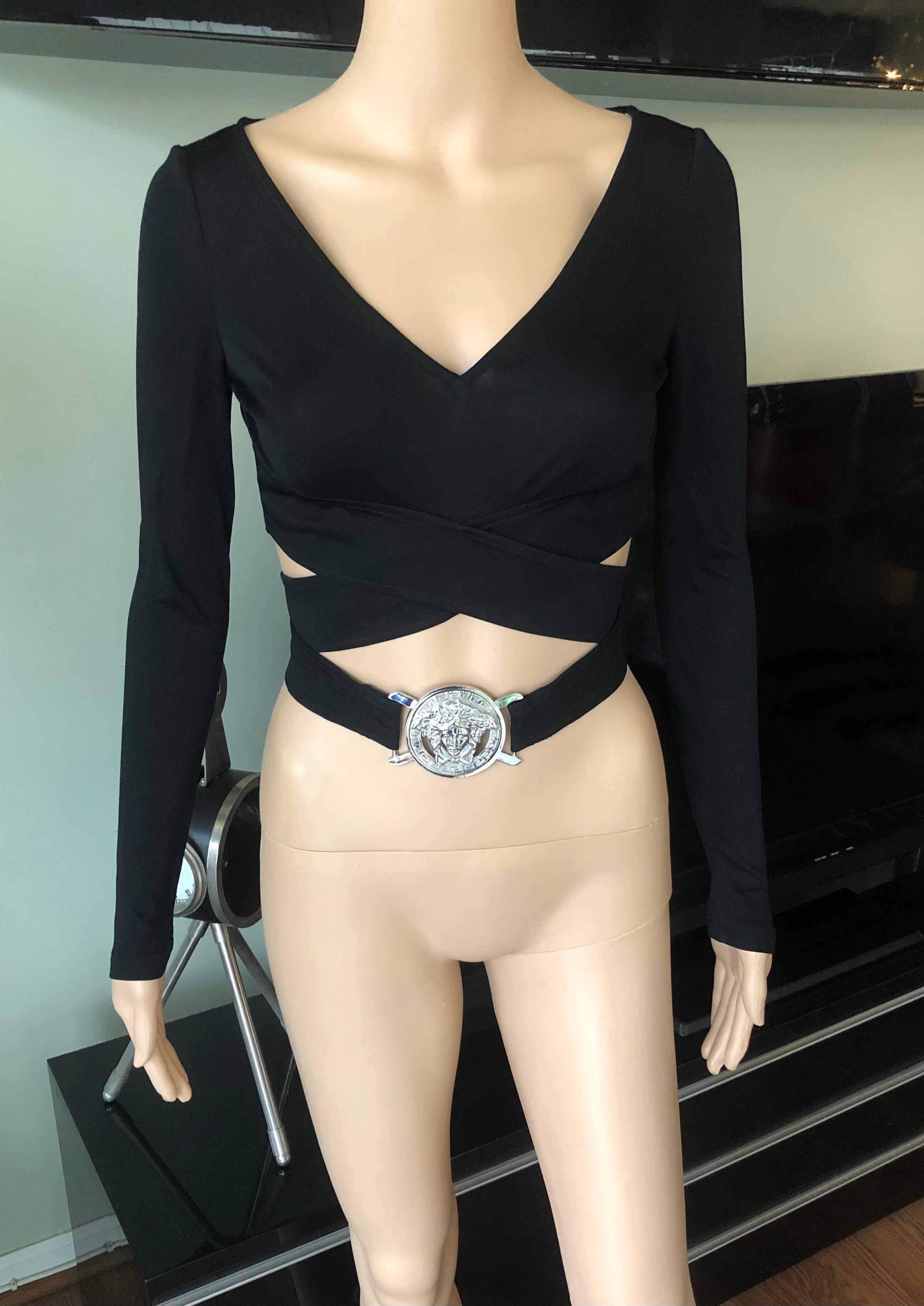 Versace S/S 2005 Verschönertes, tief ausgeschnittenes Wickel-Crop-Top mit Gürtel im Zustand „Gut“ im Angebot in Naples, FL