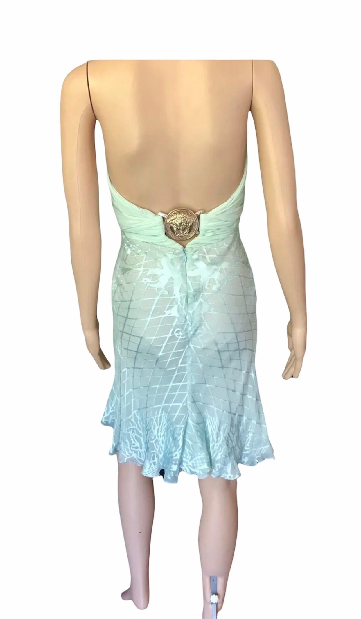 Versace S/S 2005 Verschönertes rückenfreies Minikleid mit Medusa-Logo und geschwungenem Rücken im Zustand „Gut“ in Naples, FL