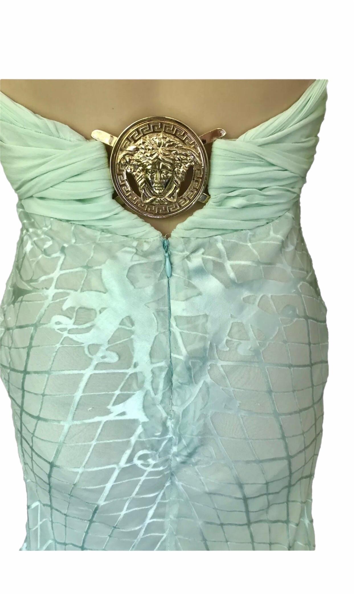 Versace S/S 2005 Verschönertes rückenfreies Minikleid mit Medusa-Logo und geschwungenem Rücken 2
