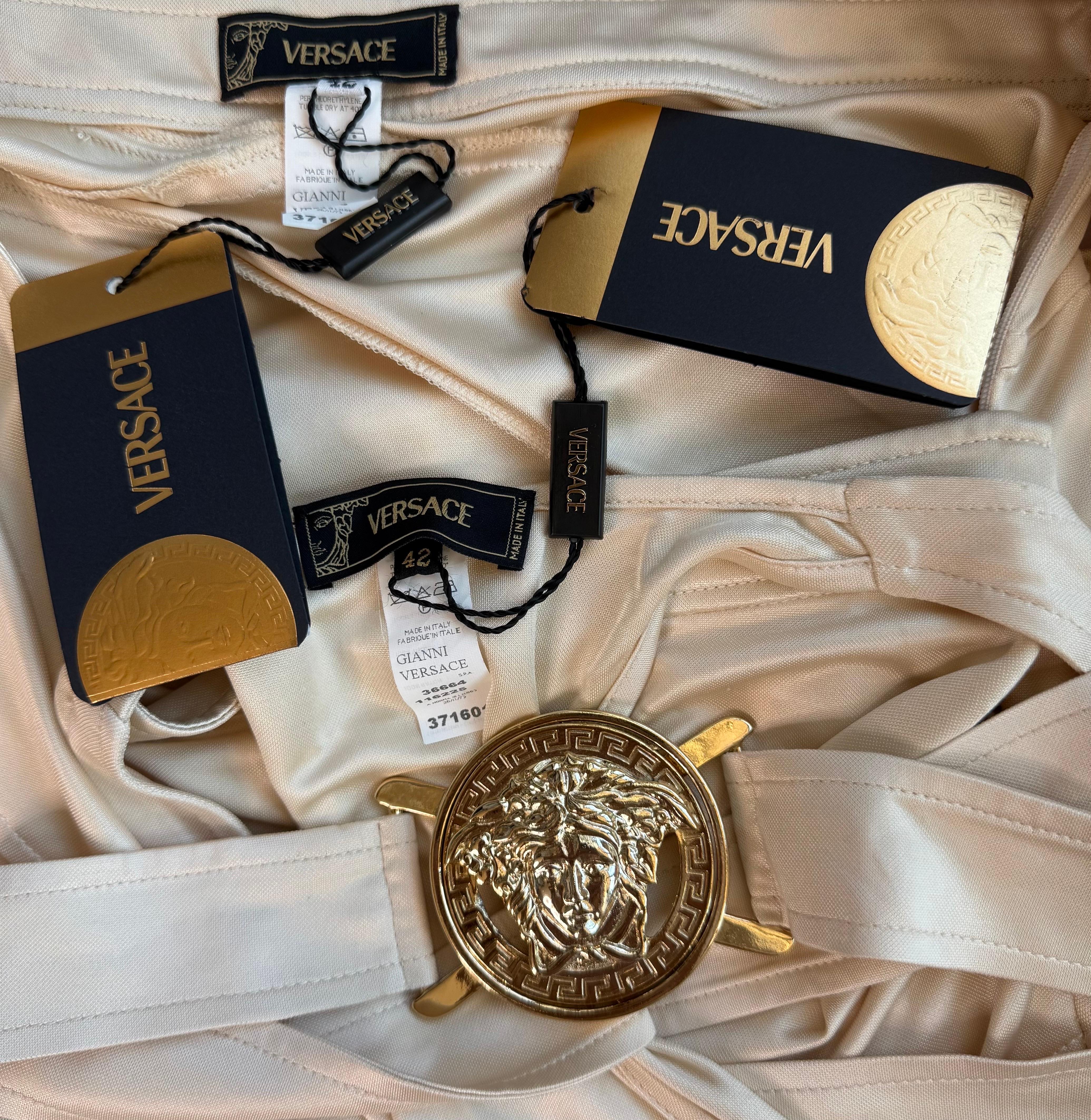 Versace P/E 2005 Logo Embellished Belted Wrap Crop Top & Skirt Set 2 pezzi in vendita 14