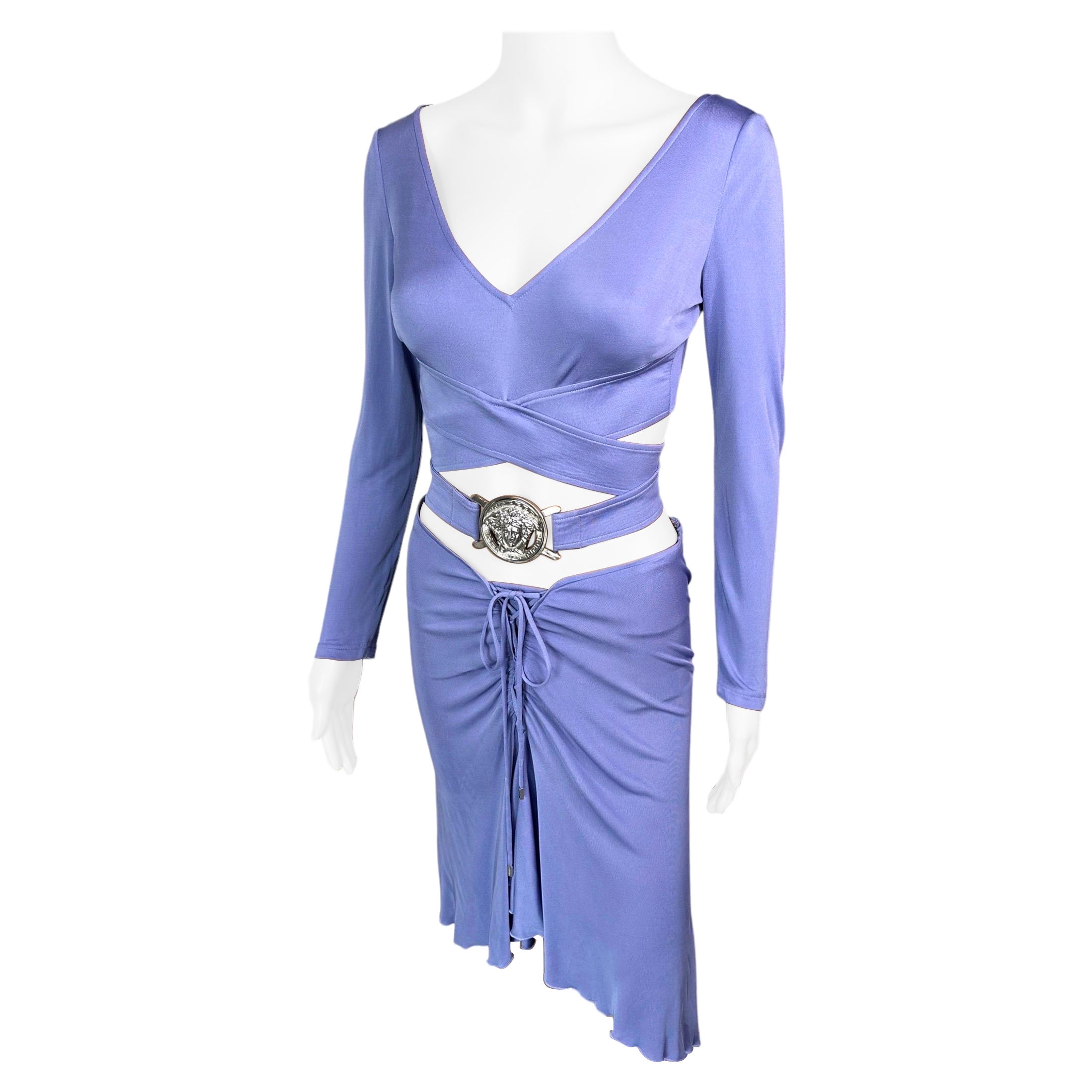 Conjunto de 2 piezas Versace S/S 2005 Logotipo Embellished Belted Wrap Crop Top & Skirt