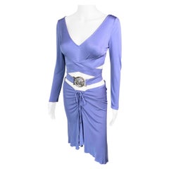 Conjunto de 2 piezas Versace S/S 2005 Logotipo Embellished Belted Wrap Crop Top & Skirt