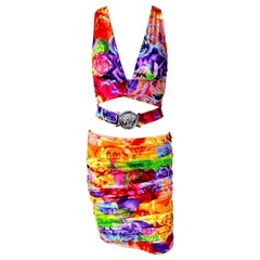 Conjunto de 2 piezas Versace S/S 2005 Logotipo Embellished Belted Wrap Crop Top & Skirt