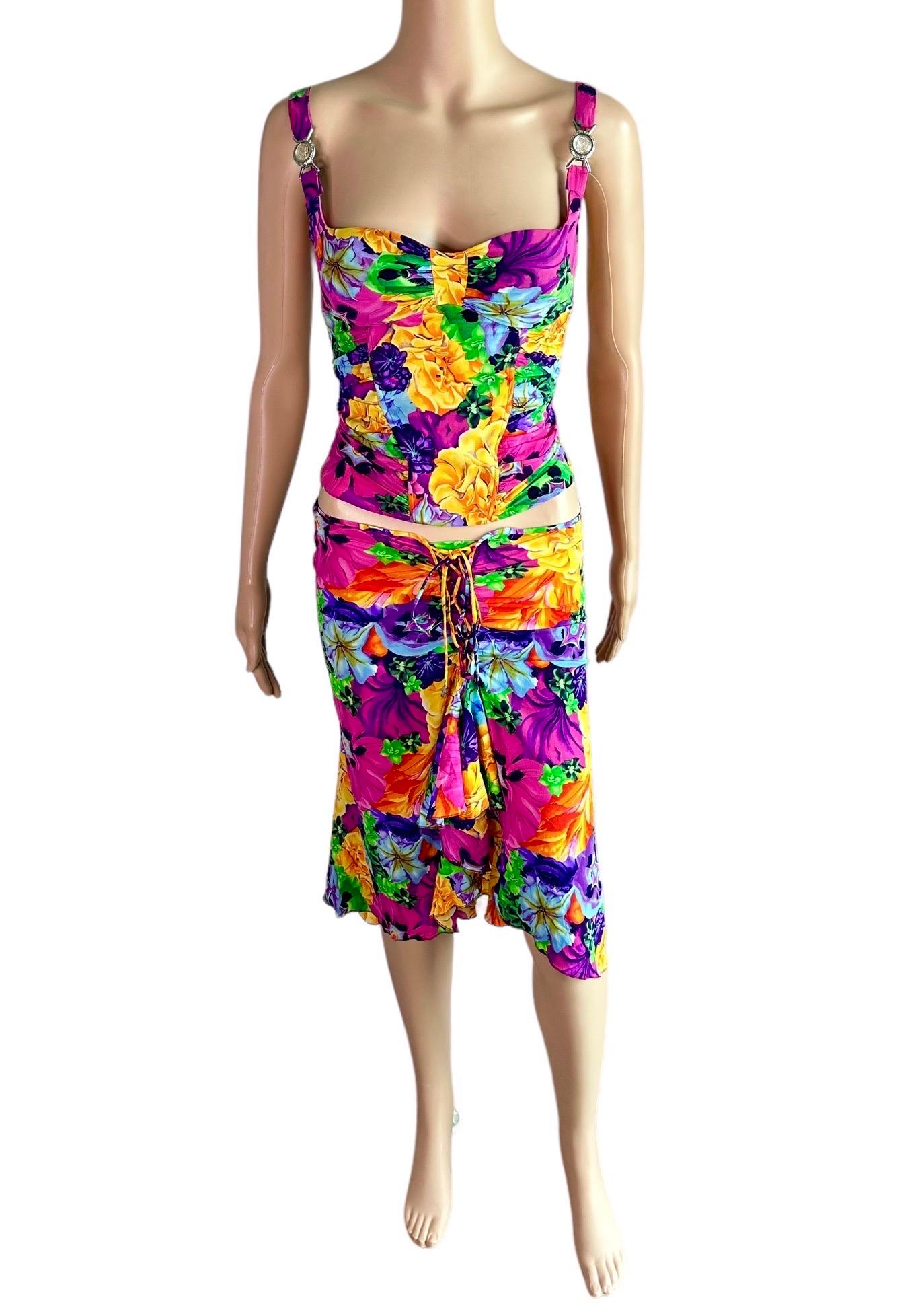 Versace S/S 2005 Logo Embellished Buckles Floral Crop Top & Skirt 2 Piece Set For Sale 2