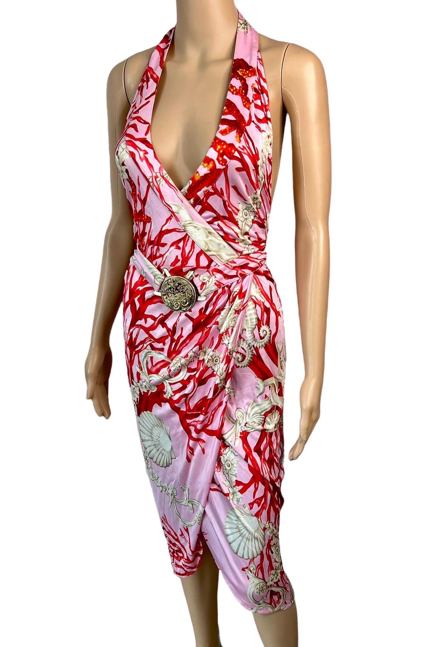 Versace S/S 2005 Plunging Neckline Backless Seashell Print Belted Wrap Dress IT 42

Condition: pulls throughout as seen in the last photos and tarnishing on the metal belt.


