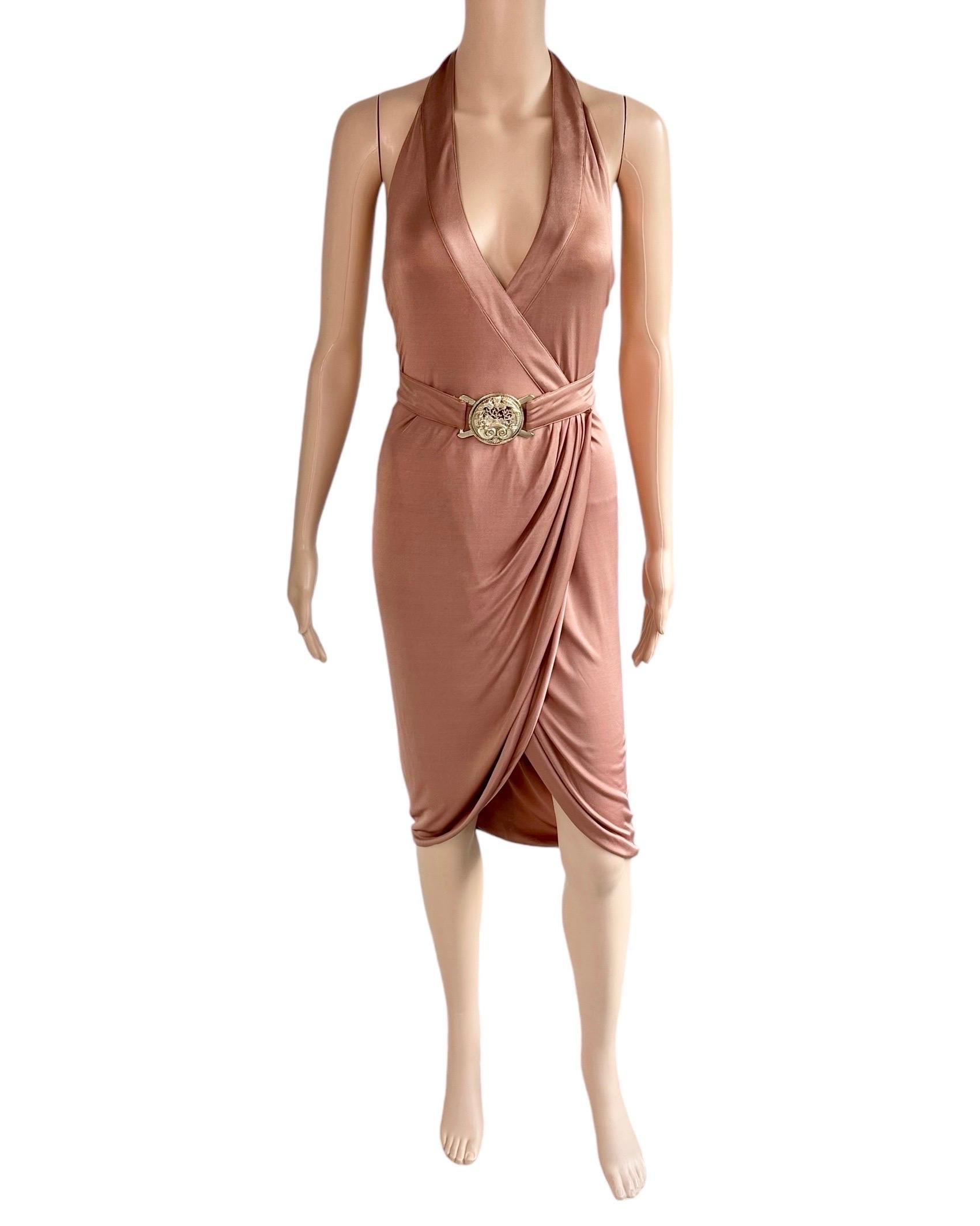 Versace S/S 2005 Runway Logo Belt Plunging Backless Wrap Dress en vente 11