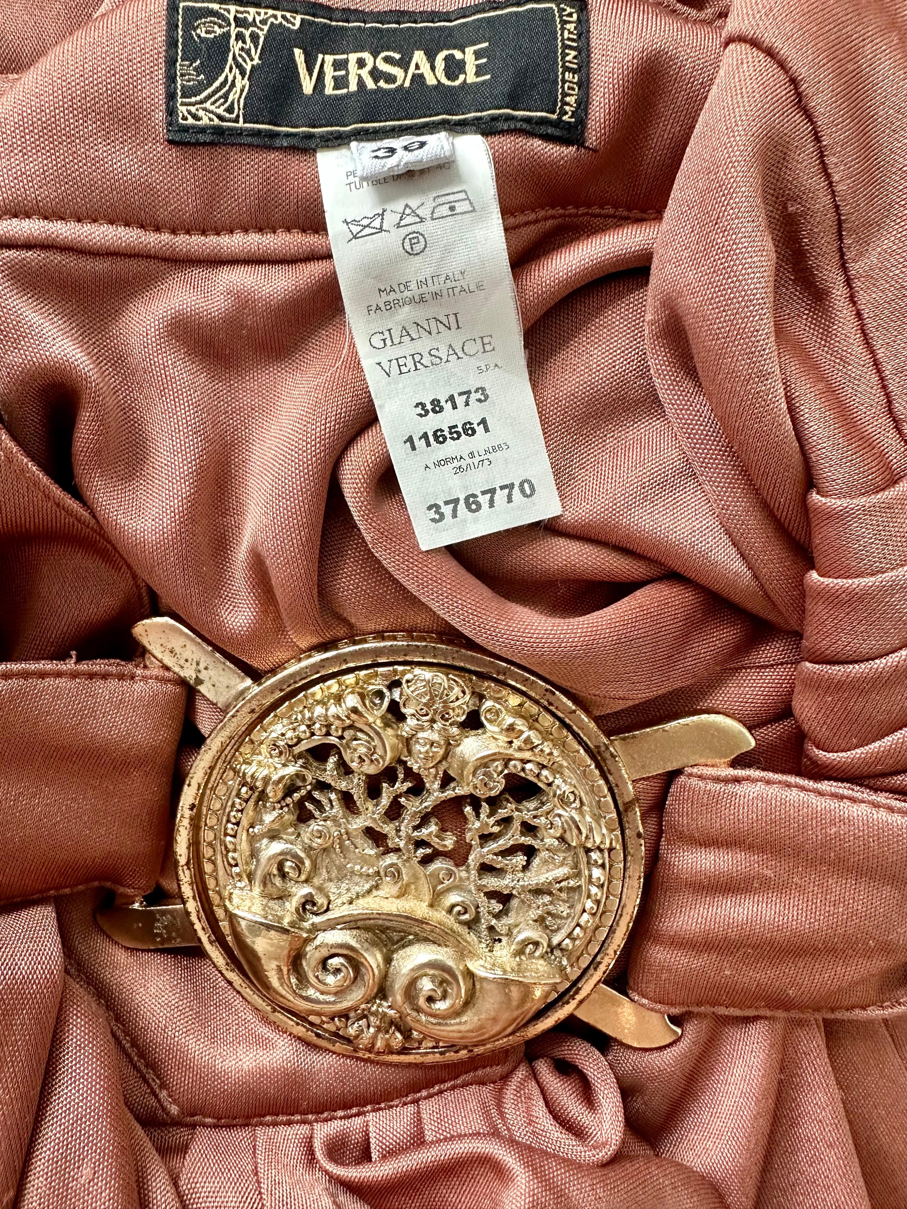 Versace S/S 2005 Runway Logo Belt Plunging Backless Wrap Dress en vente 13