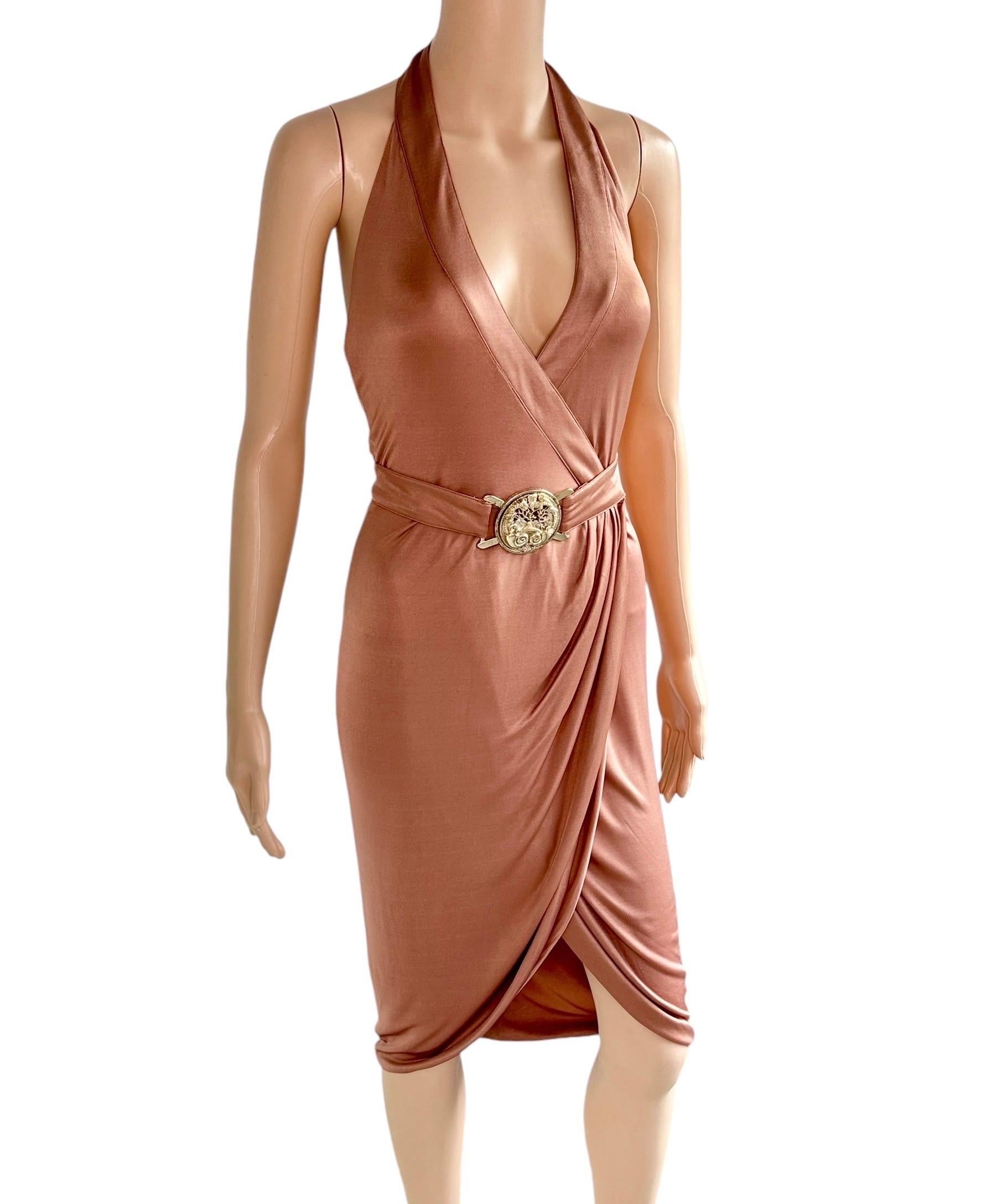Versace S/S 2005 Runway Logo Belt Plunging Backless Wrap Dress en vente 1