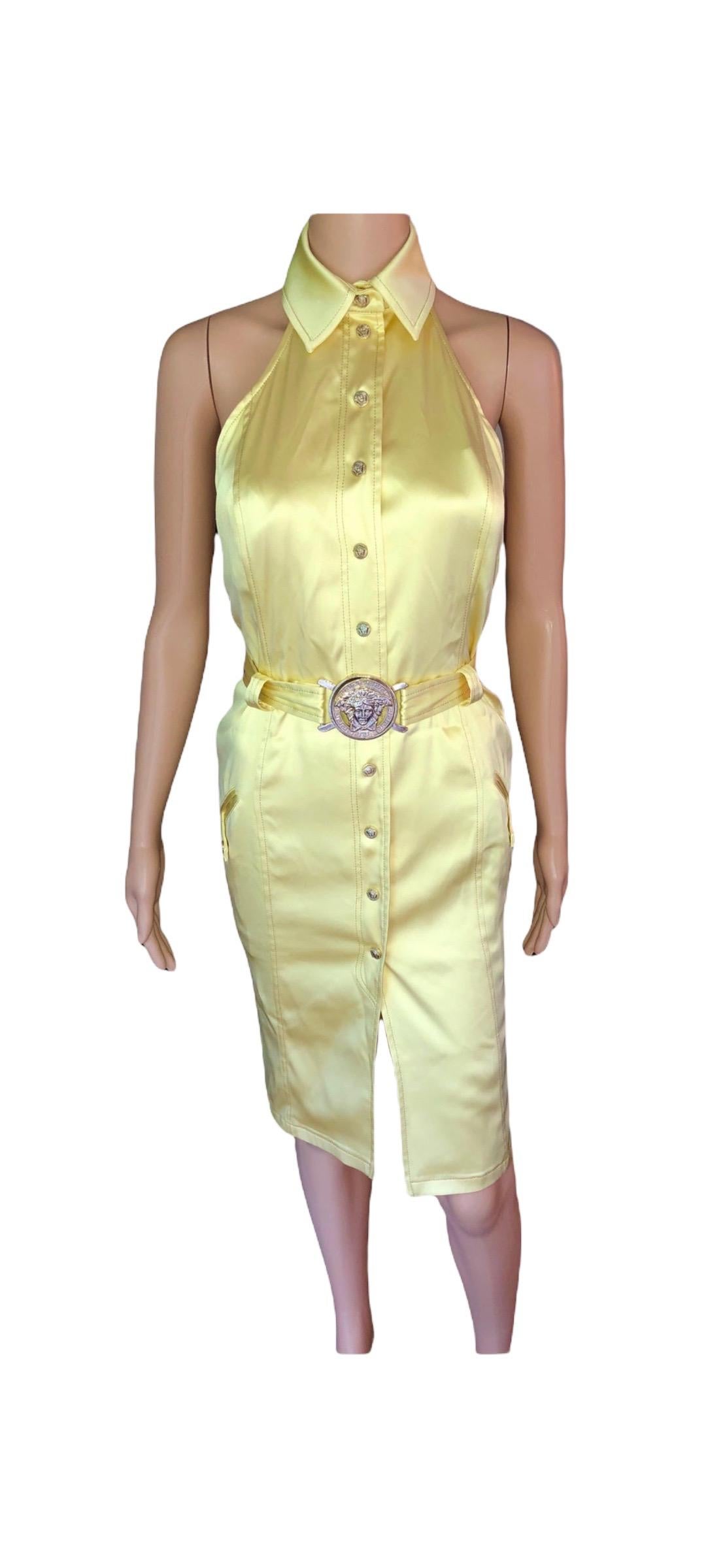 Versace F/S 2005 Laufsteg Logo-Kleid mit Gürtel und Ausschnitt am Rücken (Beige) im Angebot