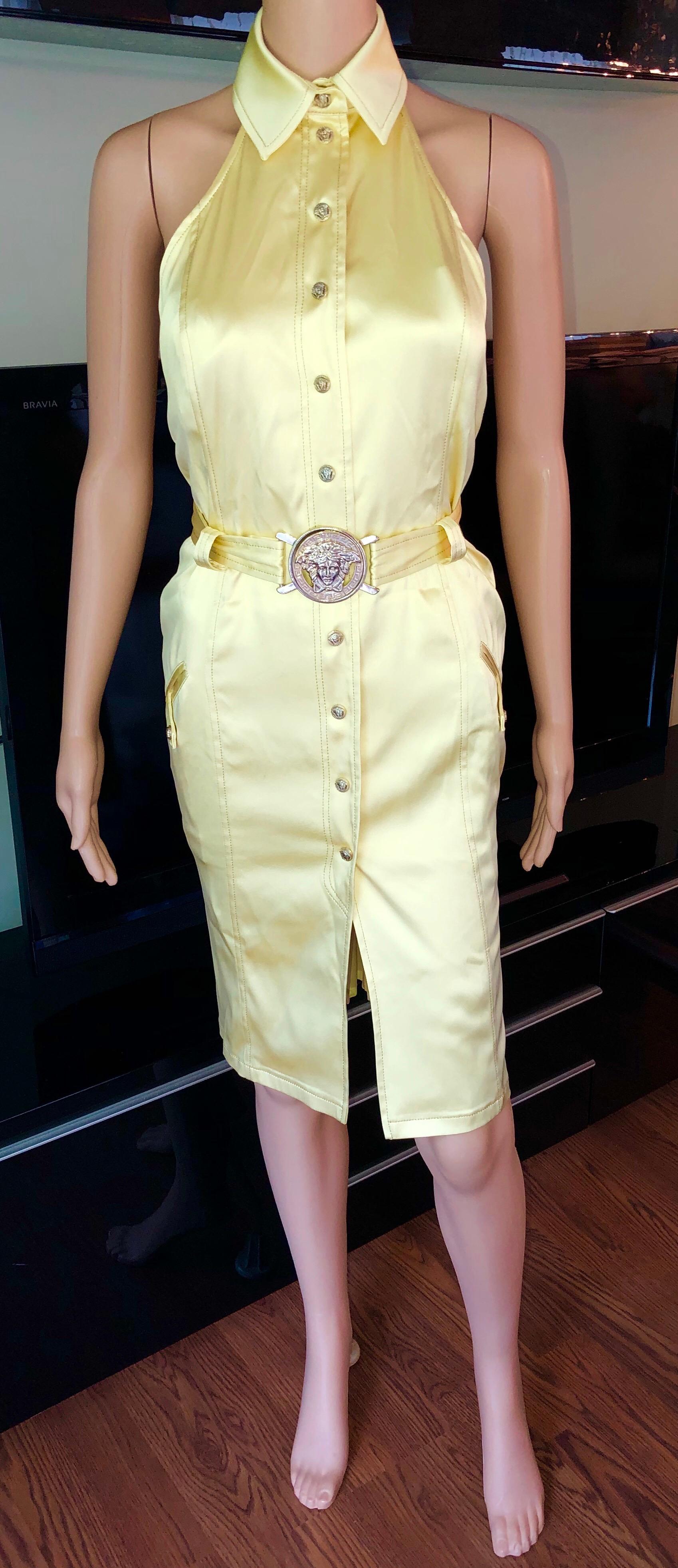 Versace S/S 2005 Laufsteg Logo-Kleid mit Gürtel und Rückenausschnitt im Zustand „Hervorragend“ im Angebot in Naples, FL