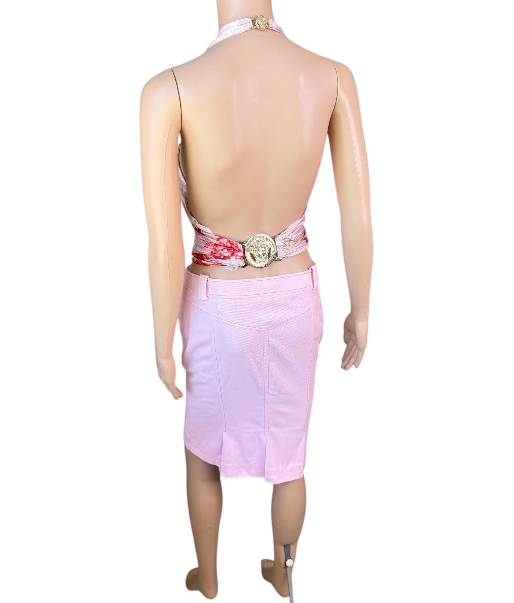 Versace S/S 2005 Runway Logo Embellished Crop Top & Skirt 2 Piece Set Ensemble in vendita 7