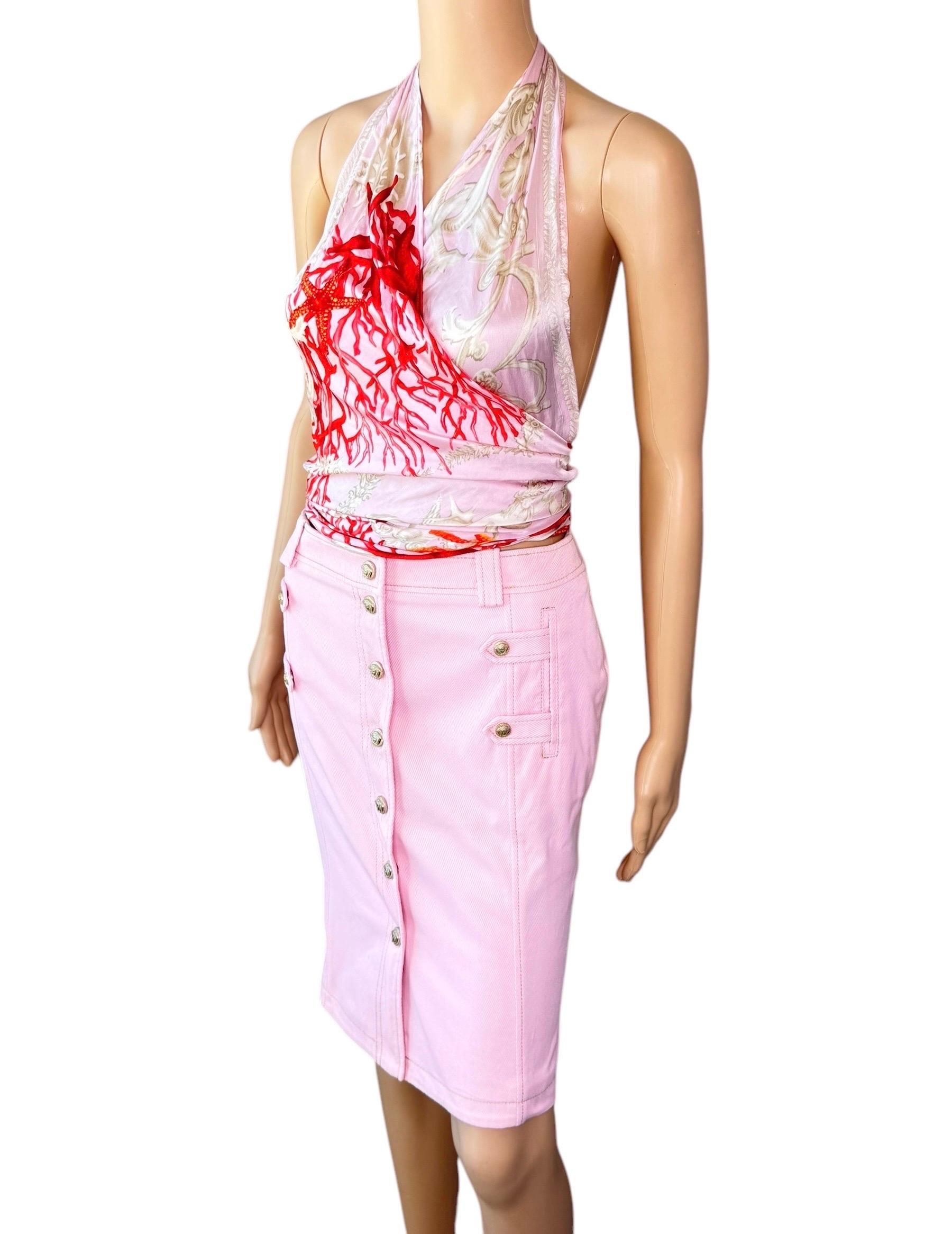Versace S/S 2005 Runway Halter Backless Medusa Embellished Crop Top & Button Up Skirt 2 Piece Set Ensemble 

Condizioni: Buone condizioni vintage. Si prega di notare che il marchio e le etichette delle taglie sono state rimosse dalla parte