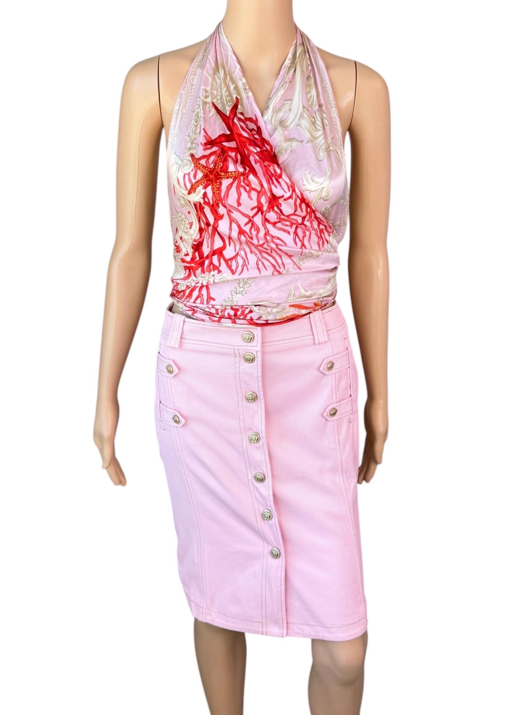 Versace S/S 2005 Runway Logo Embellished Crop Top & Skirt 2 Piece Set Ensemble In condizioni buone in vendita a Naples, FL