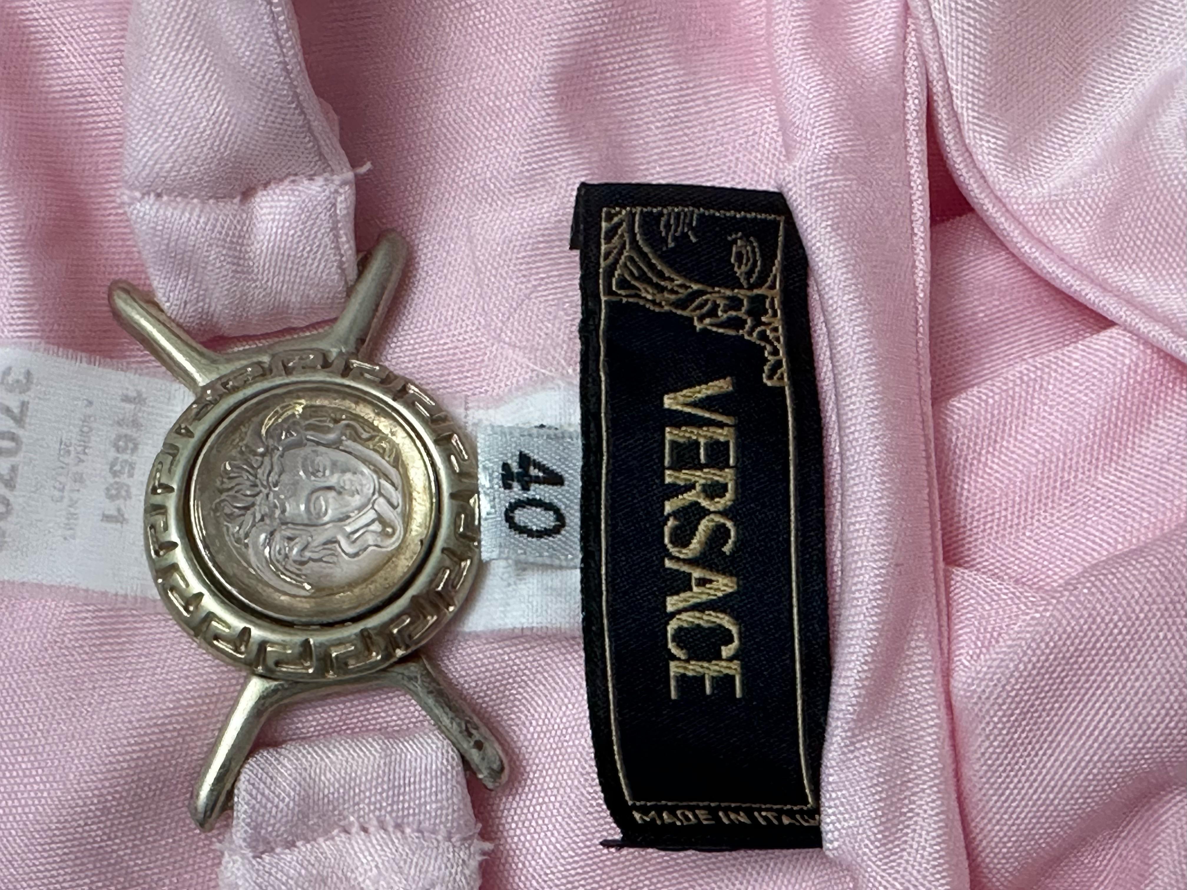 Versace S/S 2005 Laufsteg Tief ausgeschnittenes Kleid mit offenem Rücken in Rosa mit Rüschen  7