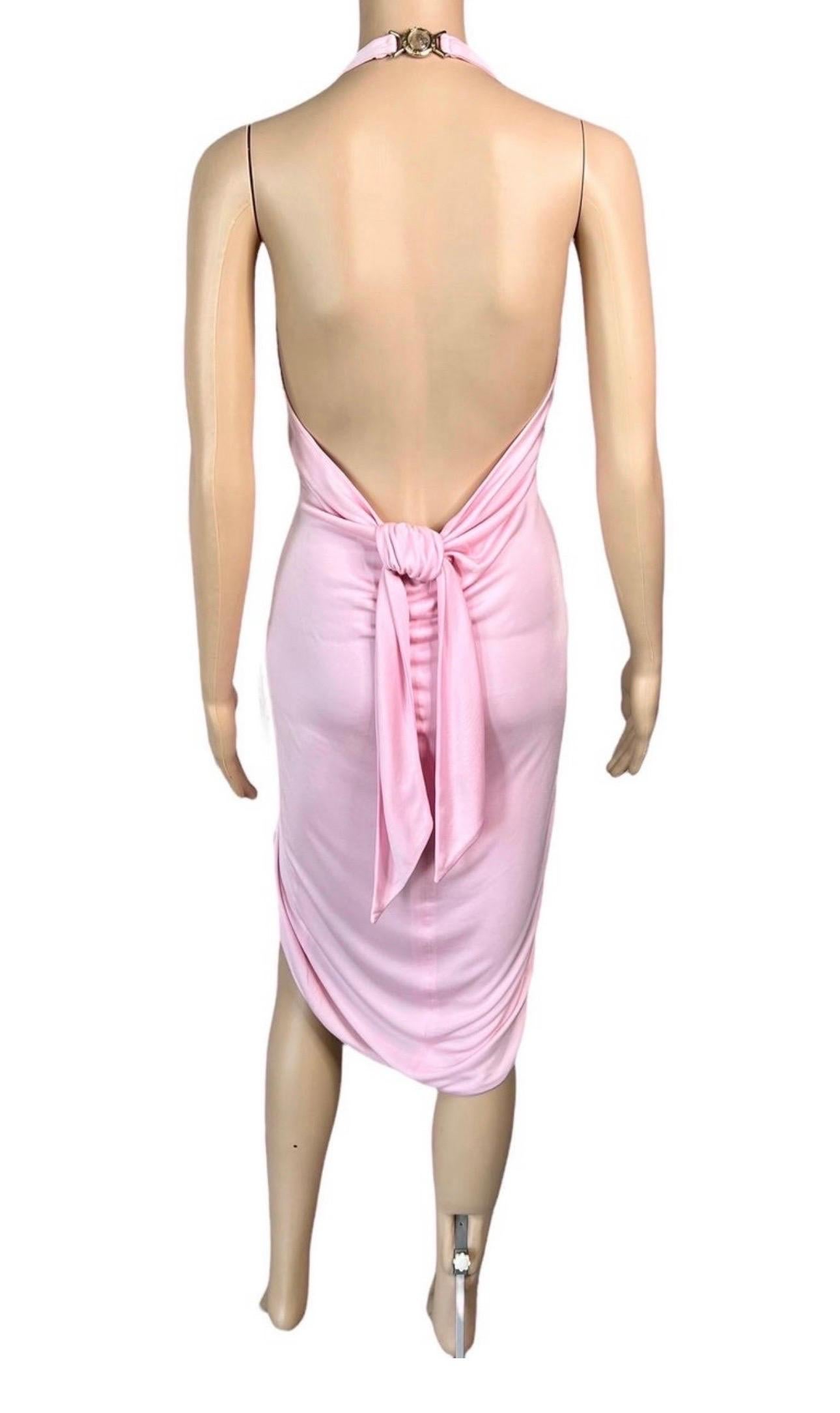 Versace S/S 2005 Laufsteg Tief ausgeschnittenes Kleid mit offenem Rücken in Rosa mit Rüschen  1