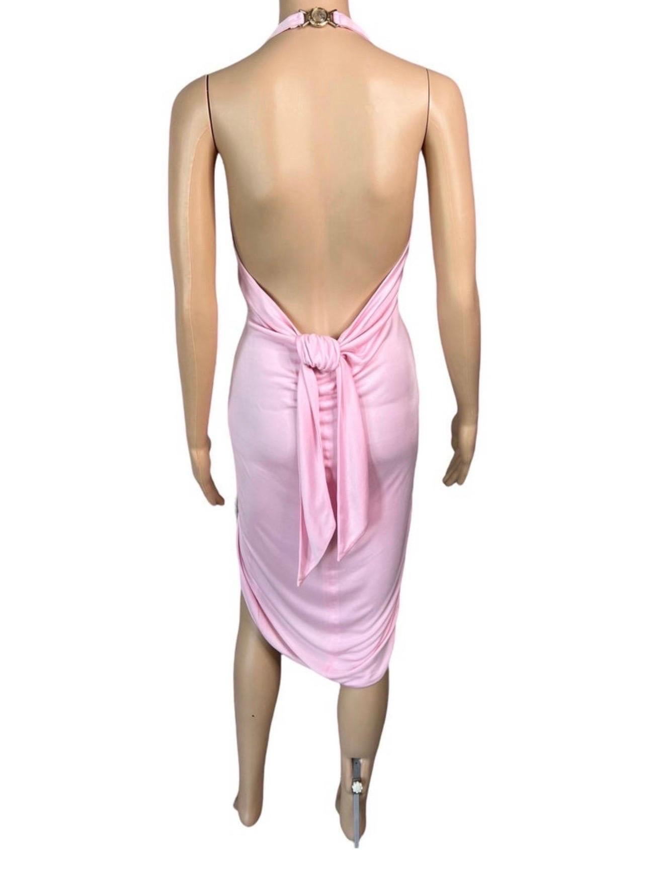 Versace S/S 2005 Laufsteg Tief ausgeschnittenes Kleid mit offenem Rücken in Rosa mit Rüschen  4