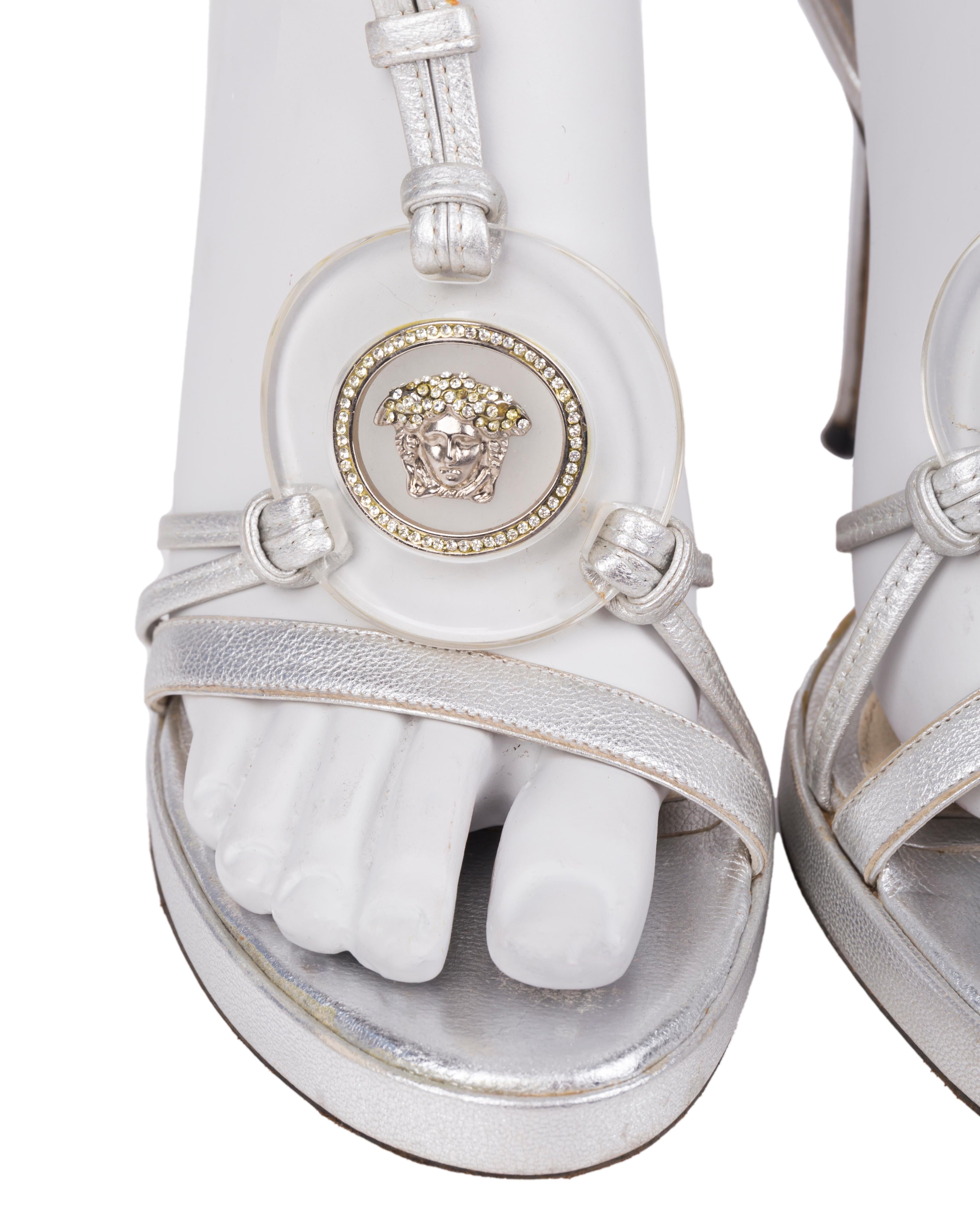 Versace F/S 2005 Swarovski Medusa-Sandalen aus silbernem Leder mit Medusa-Plakette Damen im Angebot
