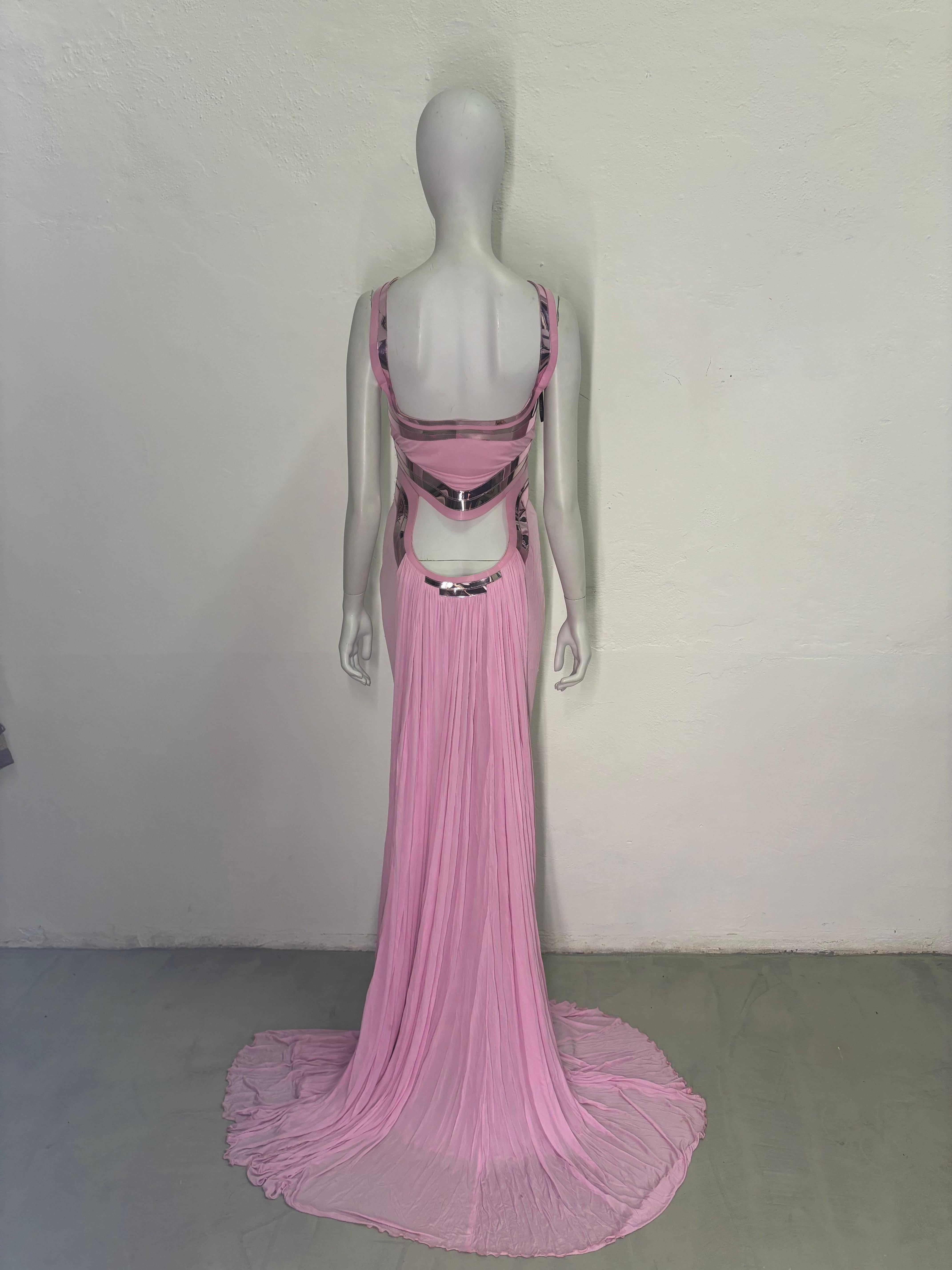 Abito rosa metallizzato senza schienale Versace P/E 2007 In condizioni discrete in vendita a Rome, IT