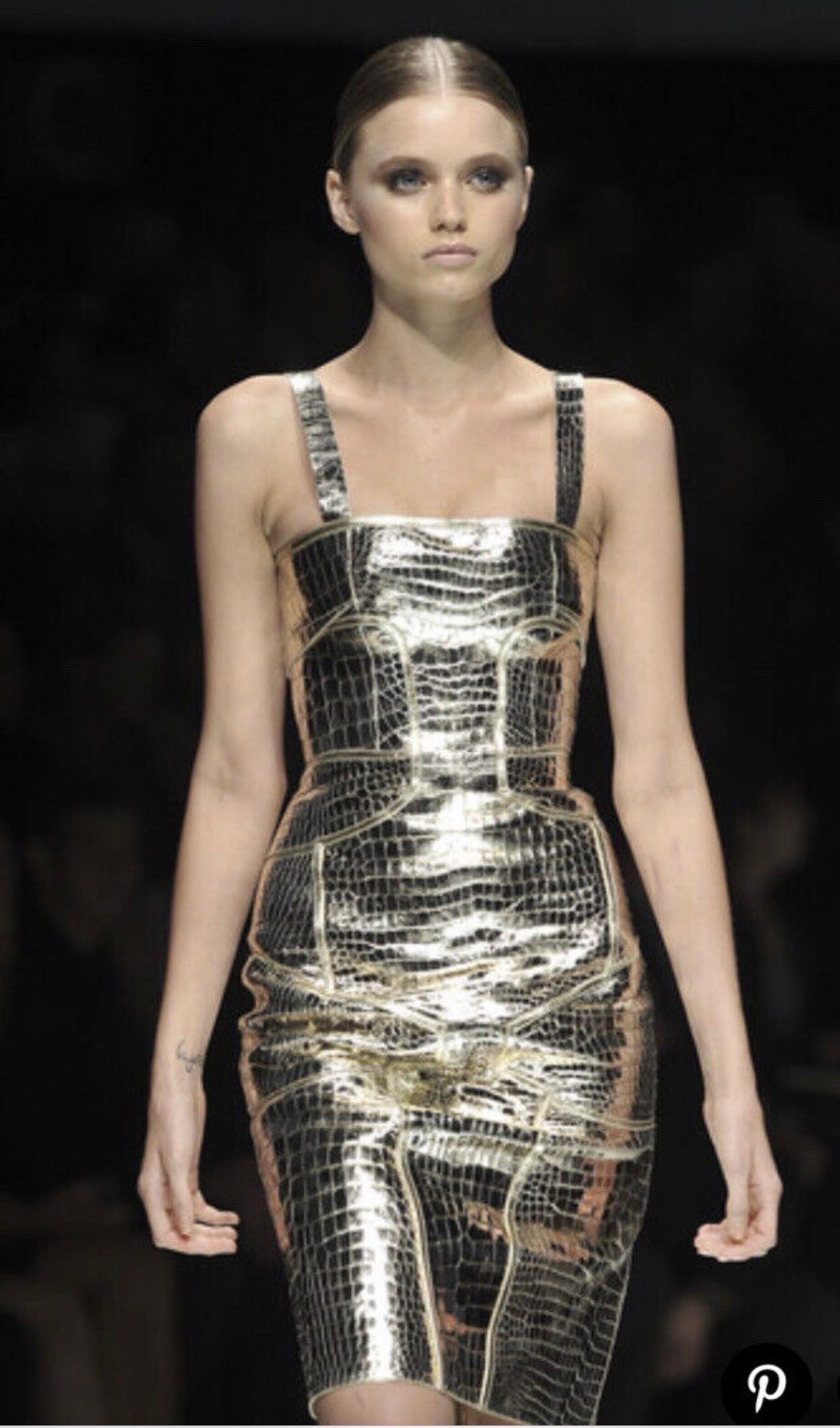 Versace - Robe de campagne en cuir doré métallisé, issue d'un défilé printemps-été 2009  en vente 6