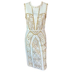 Abito in pelle avorio impreziosito da borchie d'oro sulla passerella Versace P/E 2012