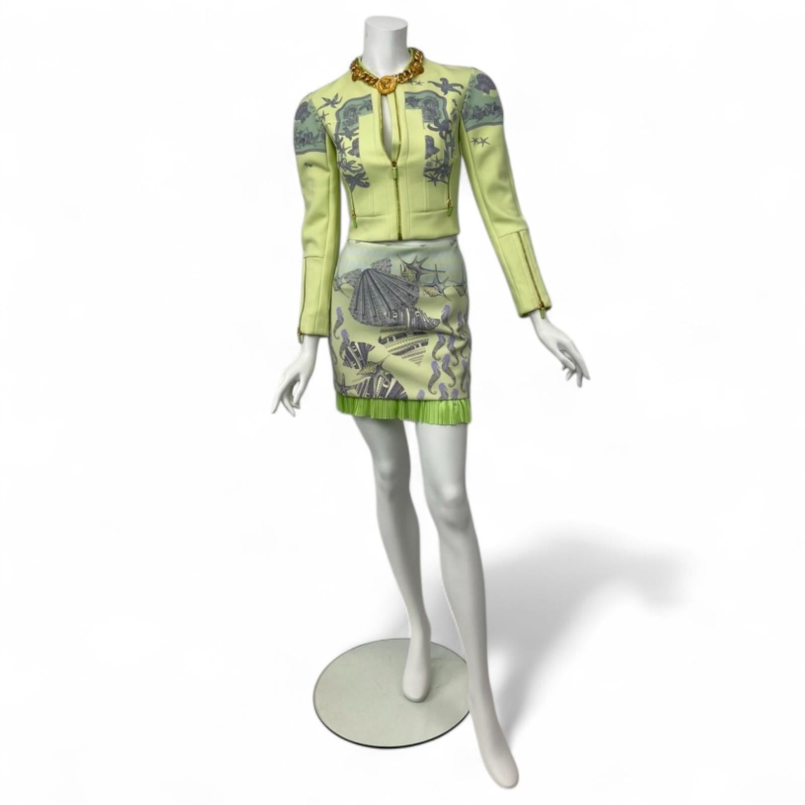 Destacado de la colección de pasarela Primavera/Verano 2012 de Versace, este raro conjunto a juego canaliza los legendarios motivos marinos de la casa con un toque moderno y escultural.

Confeccionada en neopreno estructurado, la chaqueta entallada