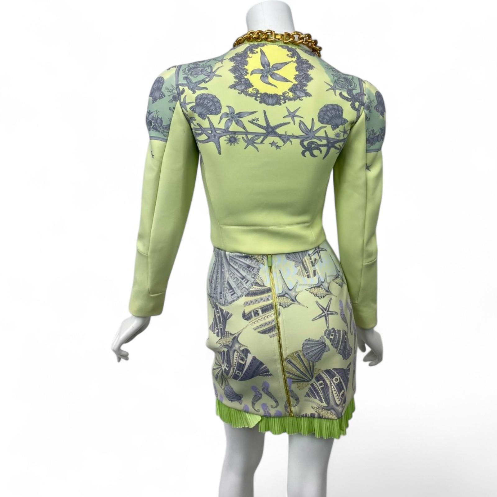 Versace S/S 2012 Conjunto de chaqueta y falda con estampado de caracolas Sz: 38 NWT en Excelente estado para la venta en West Hartford, CT