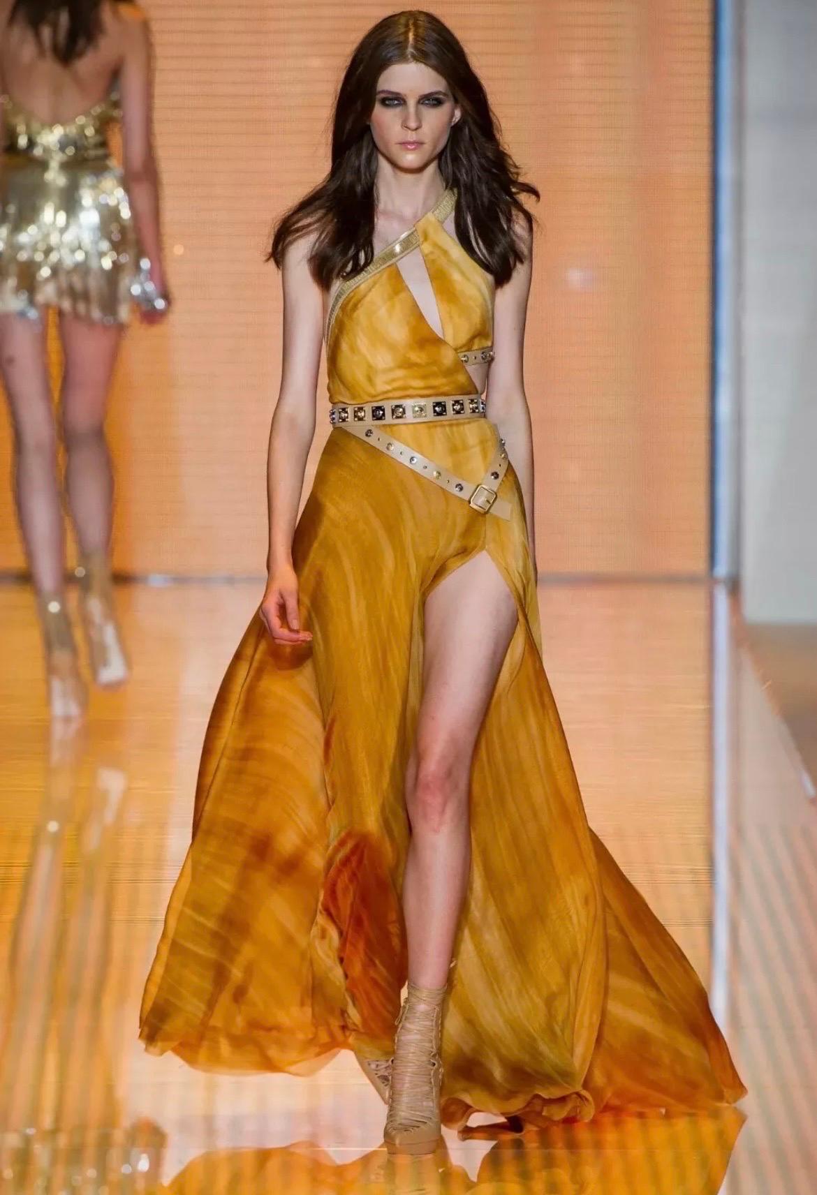 Robe de soirée Versace S/S 2013 Look n° 42 ornée de soie dorée 40 - 4 en vente 1