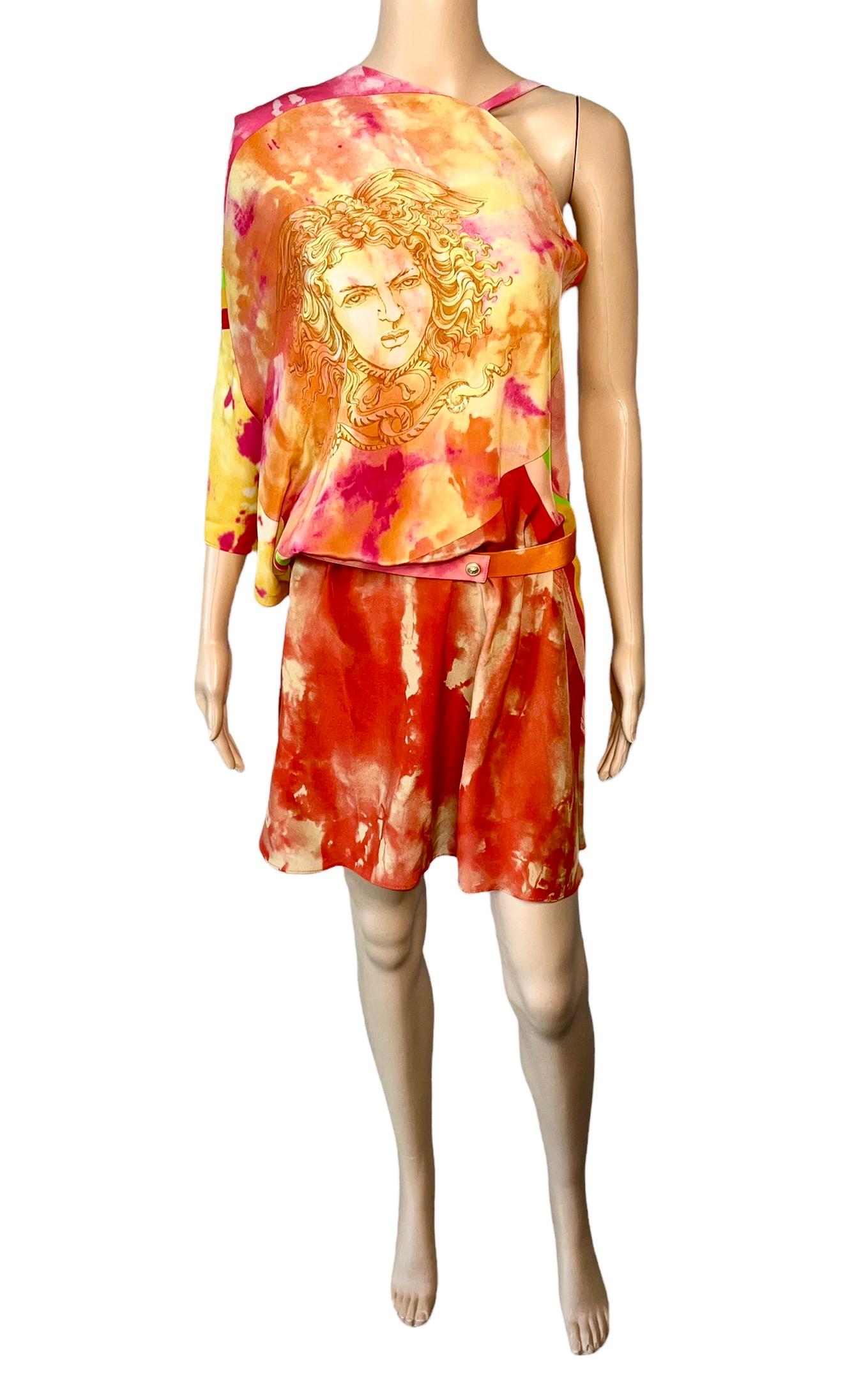 Versace - Robe courte ceinturée avec découpes dans le dos et imprimé Méduse tie-dye, issue d'un défilé printemps-été 2013 en vente 5