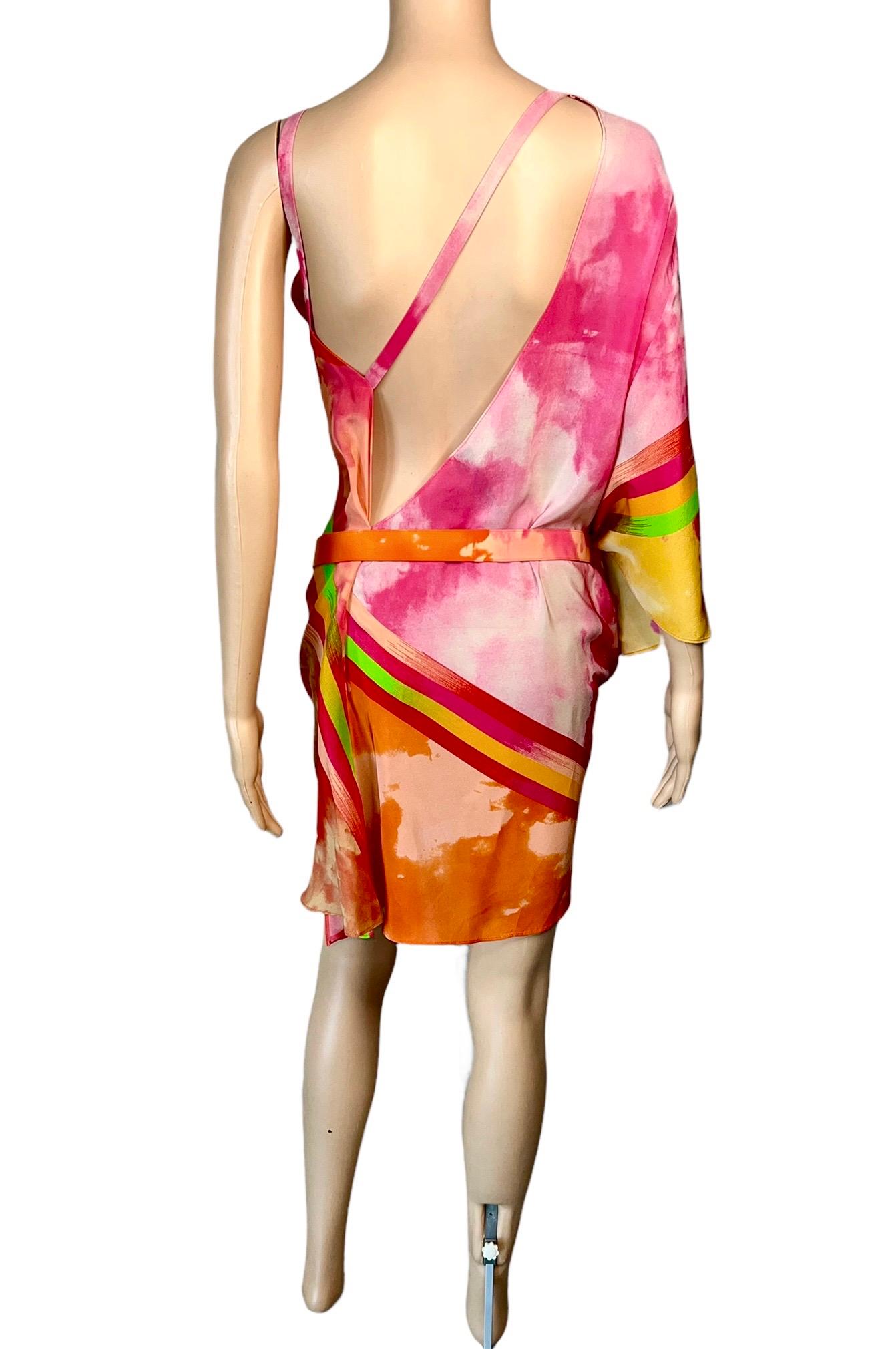 Versace - Robe courte ceinturée avec découpes dans le dos et imprimé Méduse tie-dye, issue d'un défilé printemps-été 2013 en vente 6