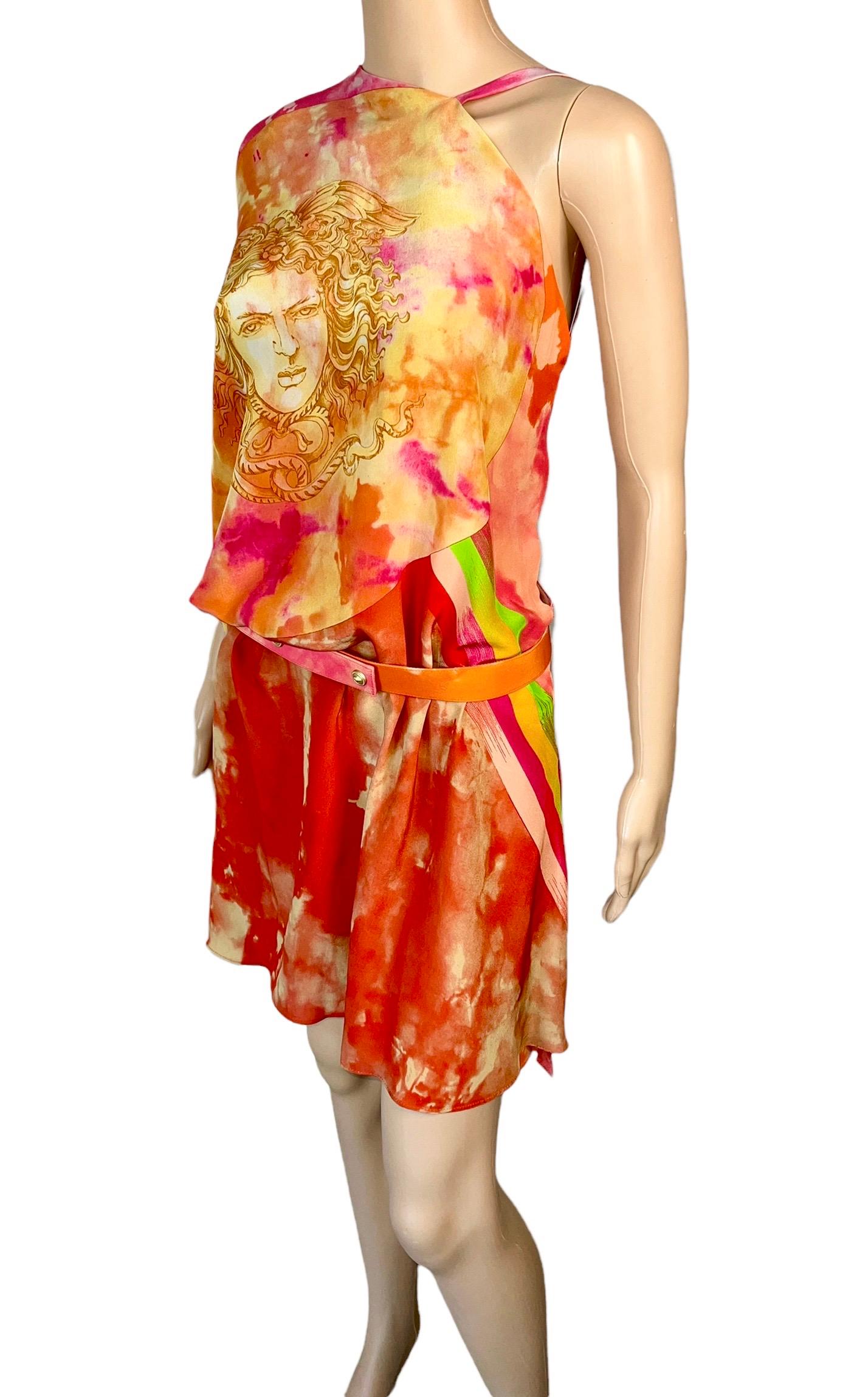 Beige Versace - Robe courte ceinturée avec découpes dans le dos et imprimé Méduse tie-dye, issue d'un défilé printemps-été 2013 en vente