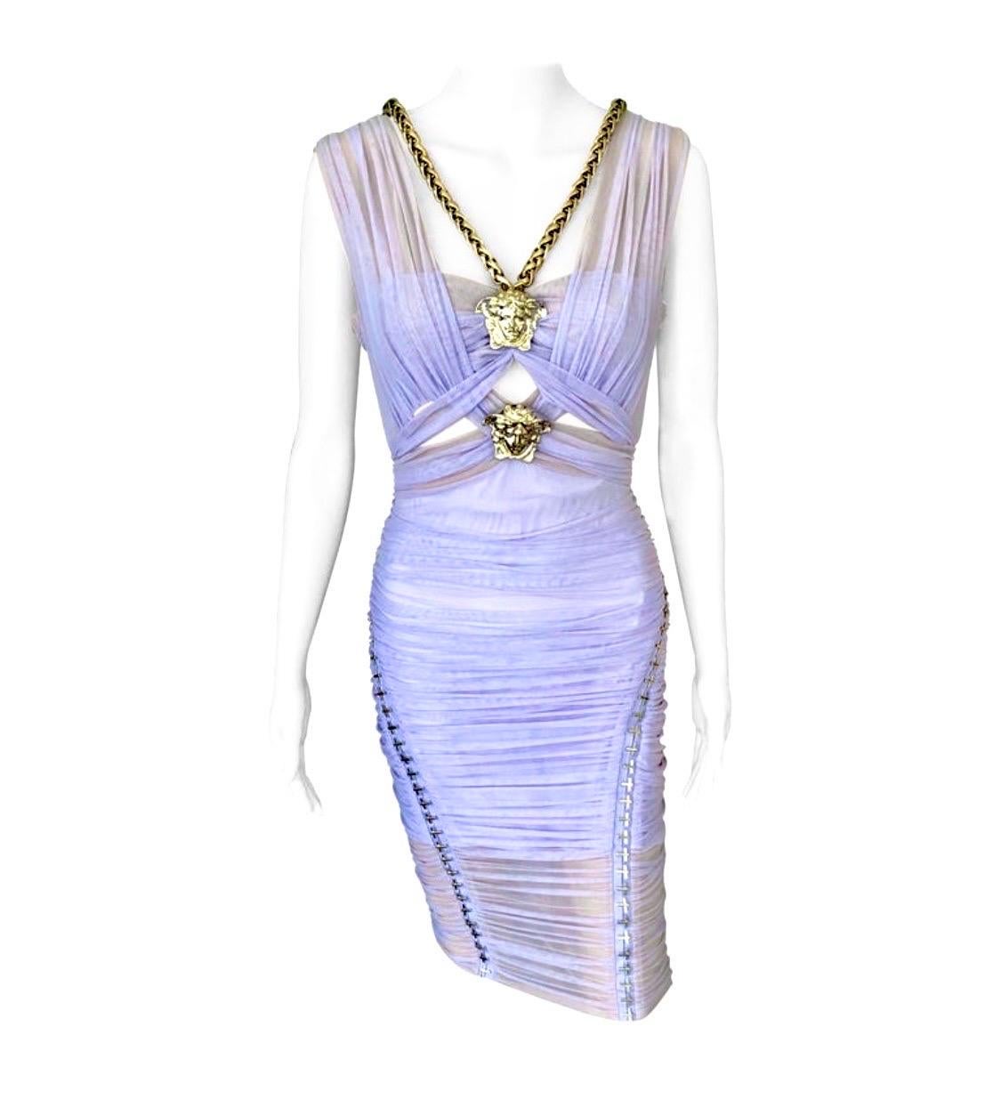 Versace S/S 2014 Runway Medusa und Kette verschönert Ausschnitt halbdurchsichtigen gerafften Kleid IT 40

Look 17 aus der Frühjahrskollektion 2014. Zu sehen in der Versace-Frühjahrskampagne 2014. 

Knielanges, lavendelfarbenes Kleid von Versace mit