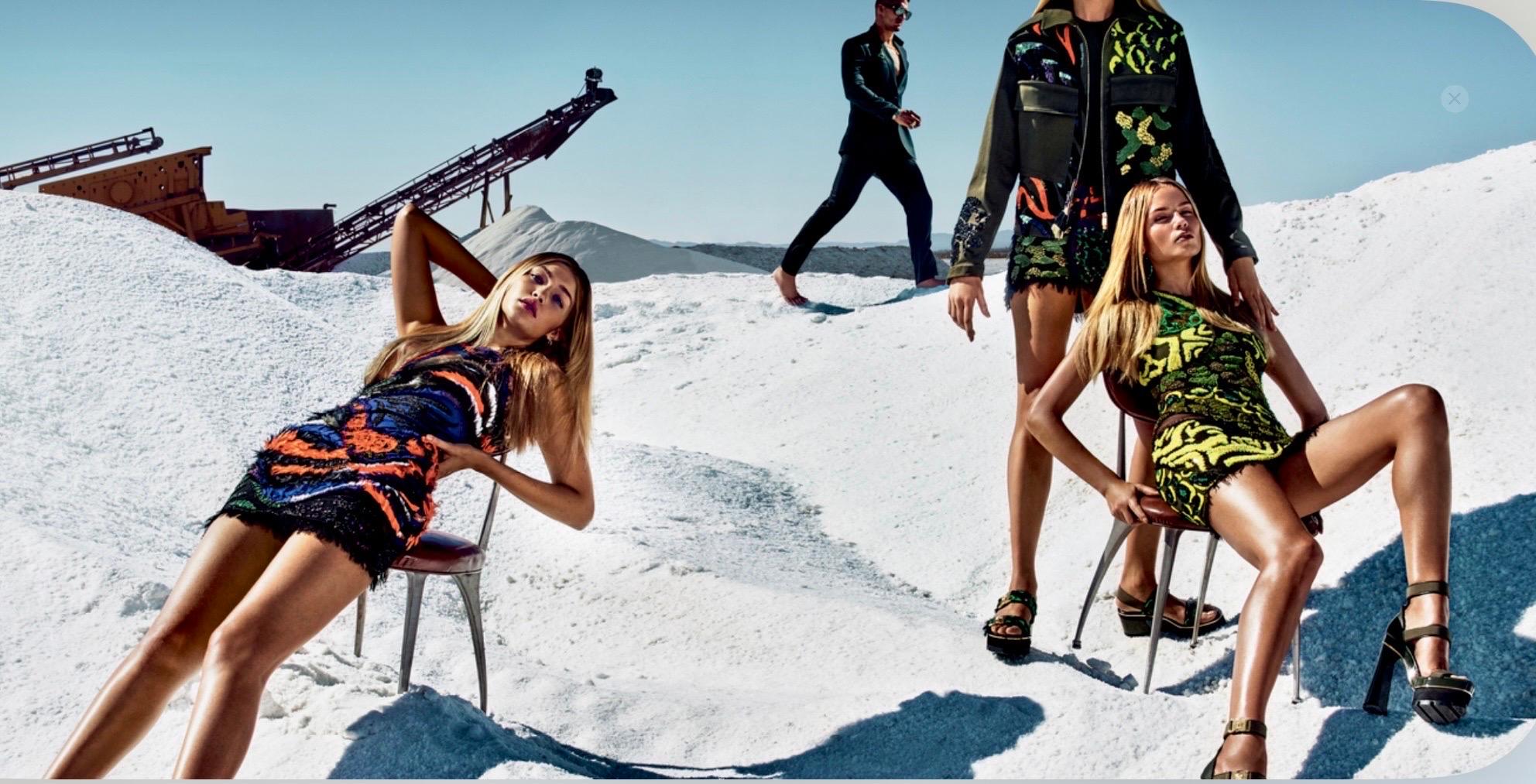 Versace S/S 2016 Pasarela Mini vestido de noche con paneles transparentes recortados y embellecidos en venta 9