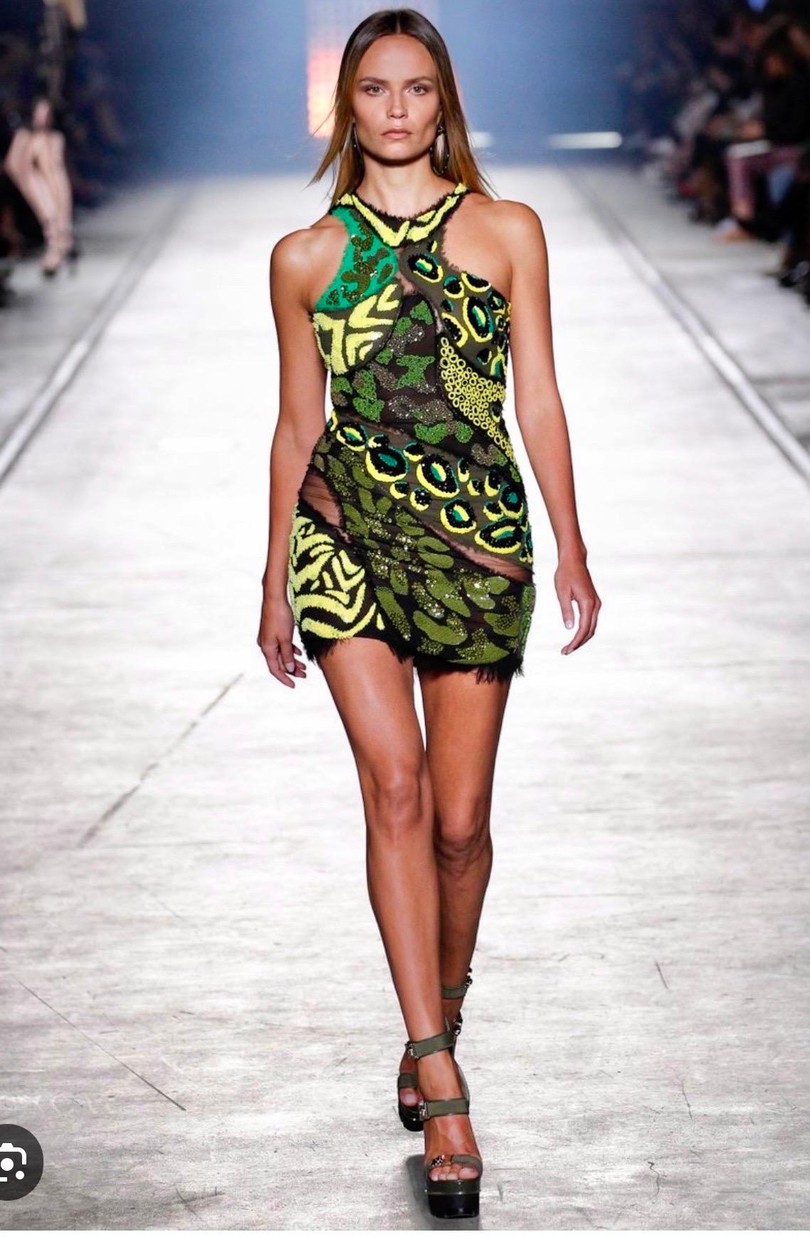 Versace S/S 2016 Pasarela Mini vestido de noche con paneles transparentes recortados y embellecidos en venta 10