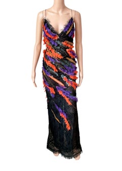 Versace Frühjahr/Sommer 2016 Laufsteg: Abendkleid mit Verzierungen, Spitze, Ausschnitten, transparentem Rücken und rückenfreiem Schnitt