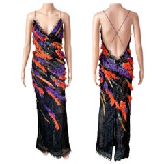 Versace Frühjahr/Sommer 2016 Laufsteg: Abendkleid mit Verzierungen, Spitze, Ausschnitten, transparentem Rücken und rückenfreiem Schnitt