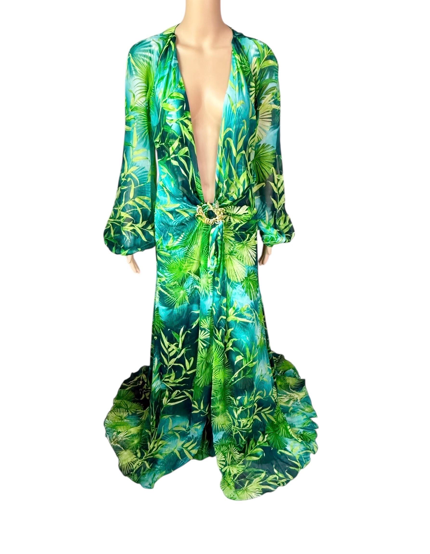 Abito da sera in seta con stampa Jungling tropicale impreziosito da ritagli Versace P/E 2020 

Taglia: IT 40

Condizioni: Eccellente

Abito Versace con stampa Jungling caratterizzato da scollatura profonda, ritaglio sulle spalle, polsini a botte con