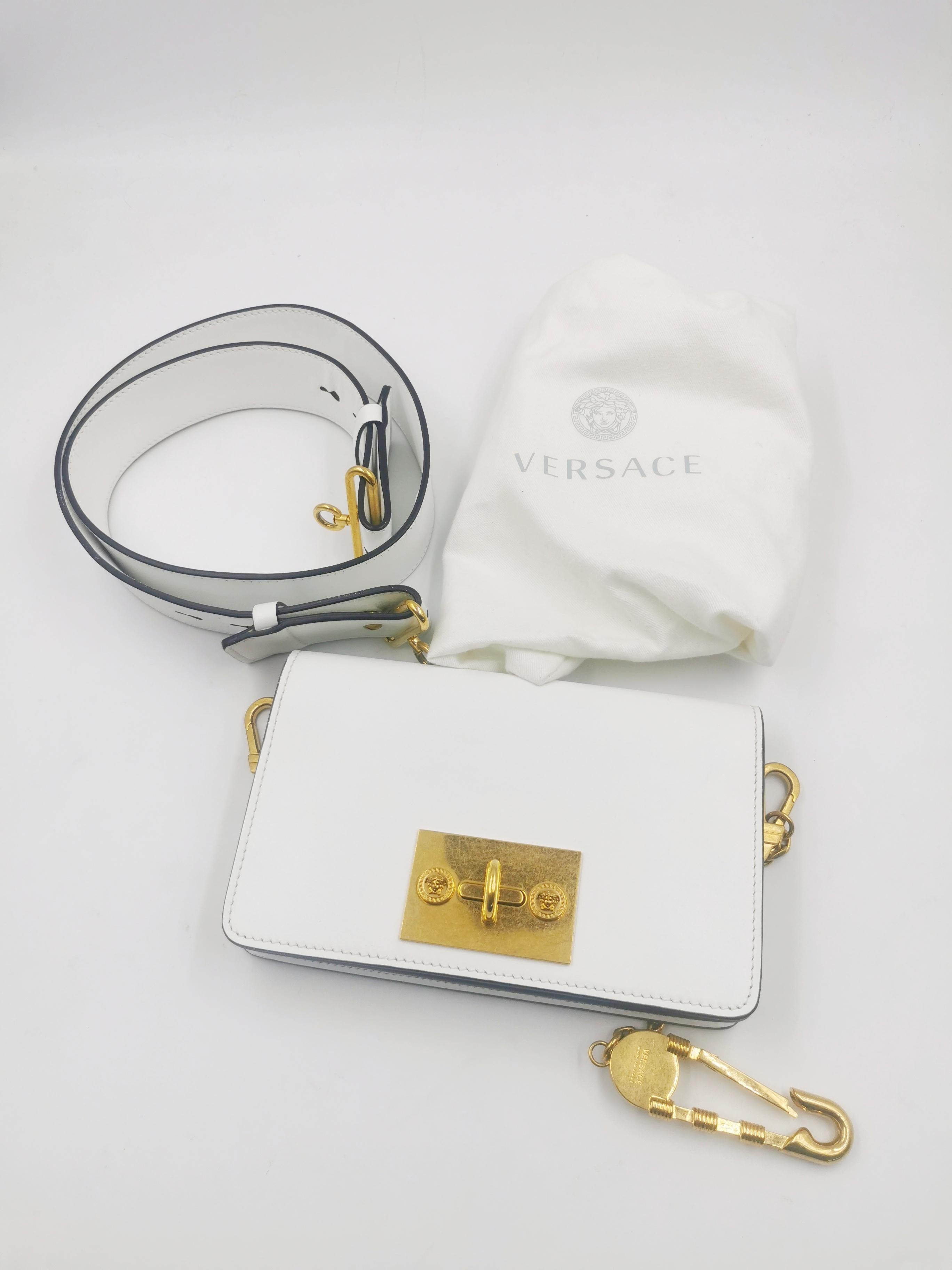 Versace Safety Pin Gold White Sling Unisexe Runway Bag Pour femmes en vente