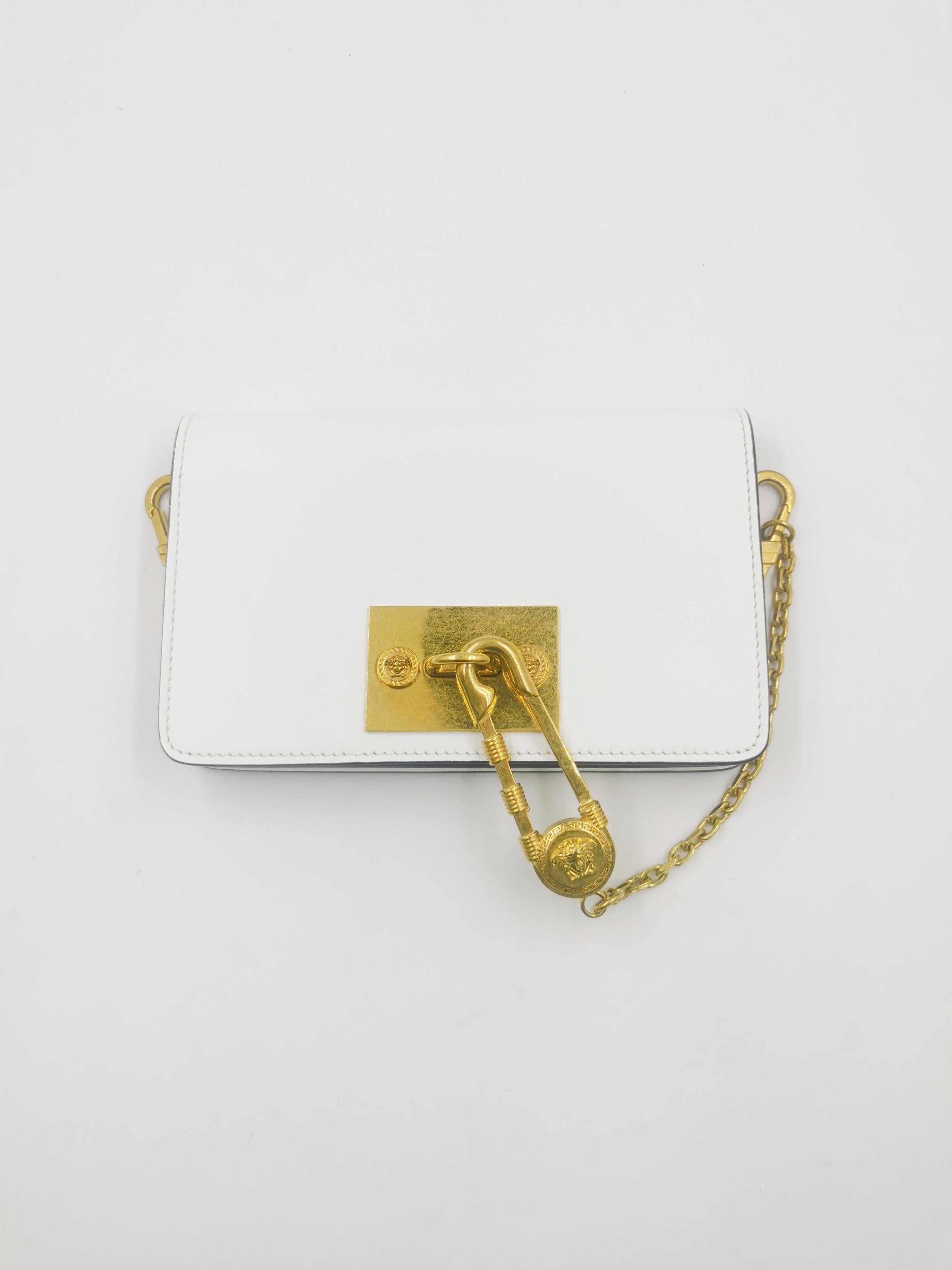 Versace Safety Pin Gold White Sling Unisexe Runway Bag en vente 1