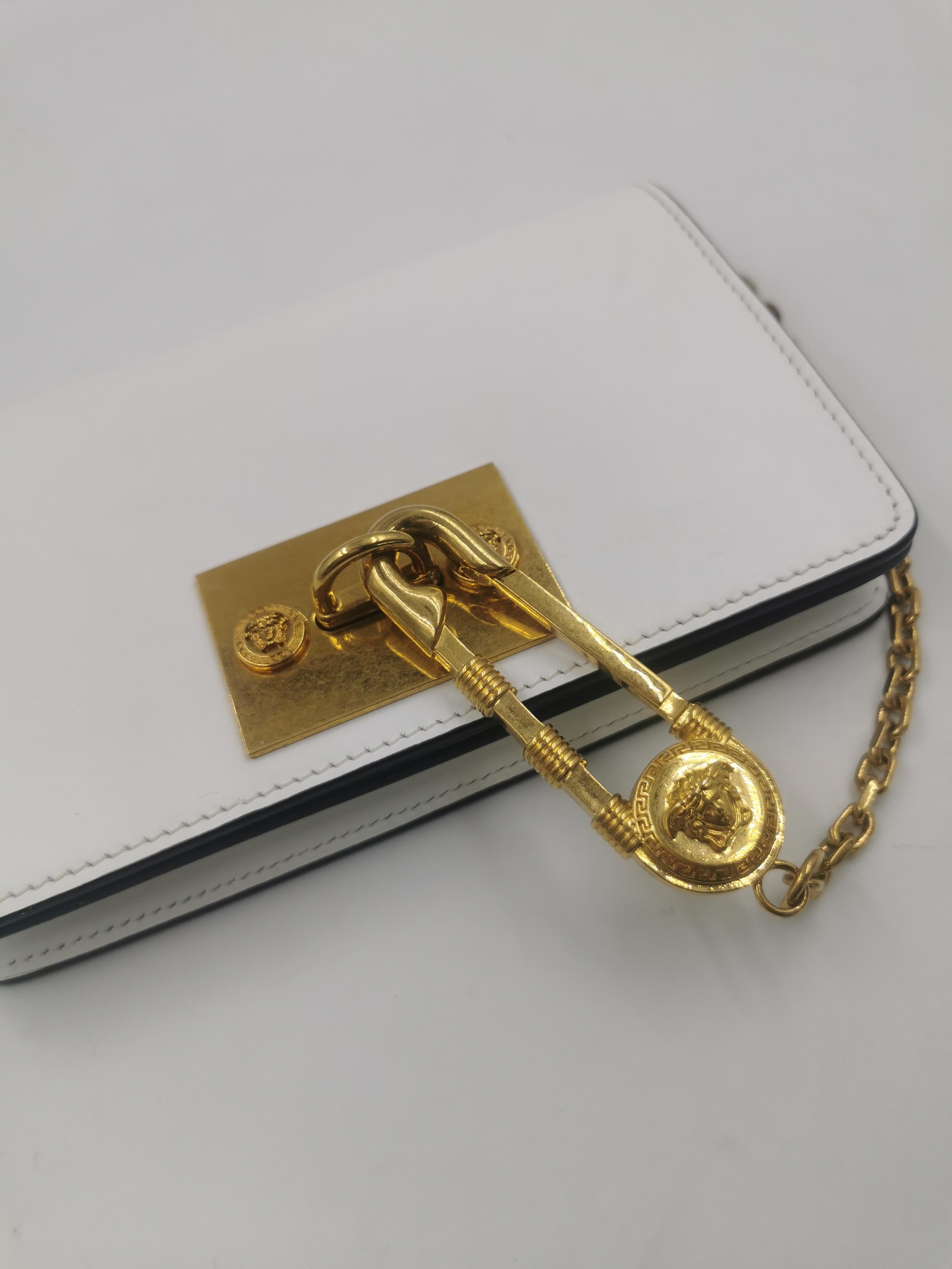 Sicherheitsnadel Goldweiße Sling Unisex-Laufstegtasche von Versace im Angebot 1