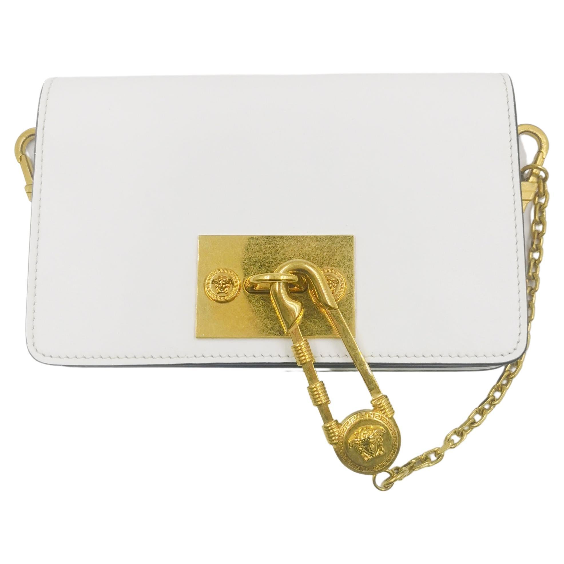 Borsa da passerella Versace con spilla di sicurezza, oro, bianco e fionda unisex