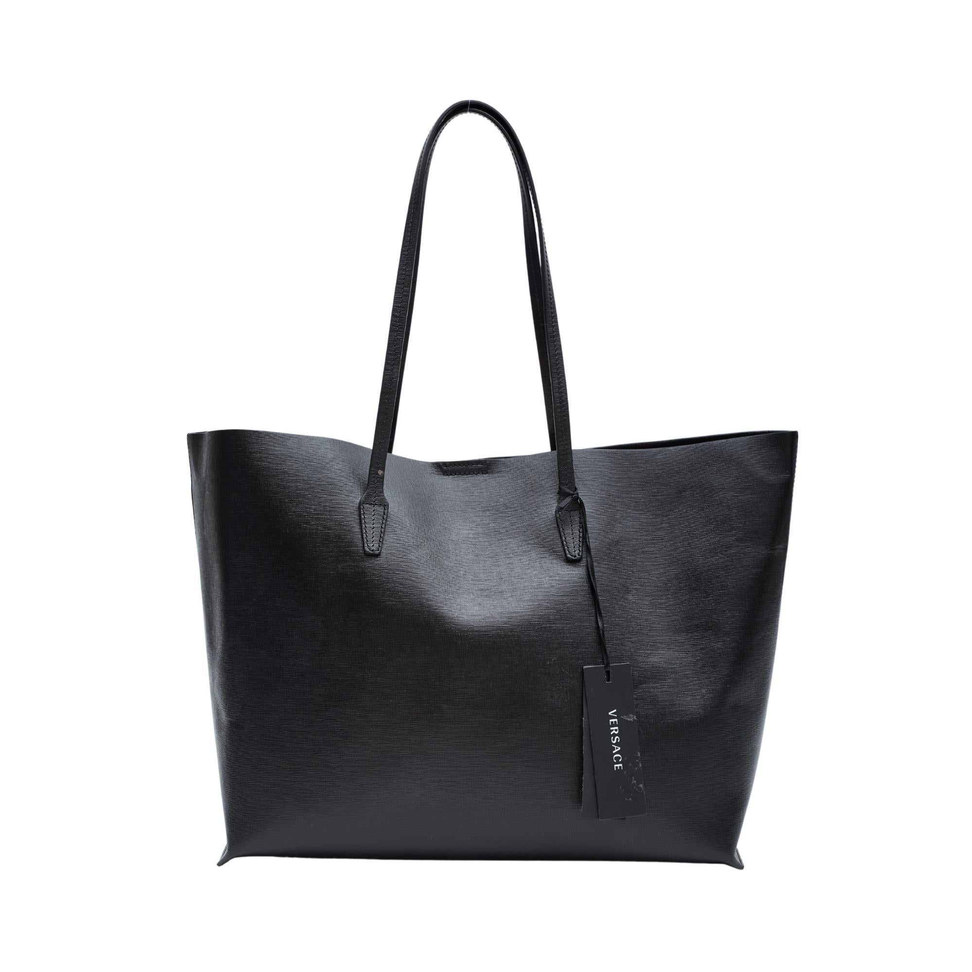 COLOR: Black
MATERIAL: Textured leather
MEASURES: H 11” x L 17” x D 6”
DROP: 10”
COMES WITH: Dust bag
CONDITION: New

Made in Italy