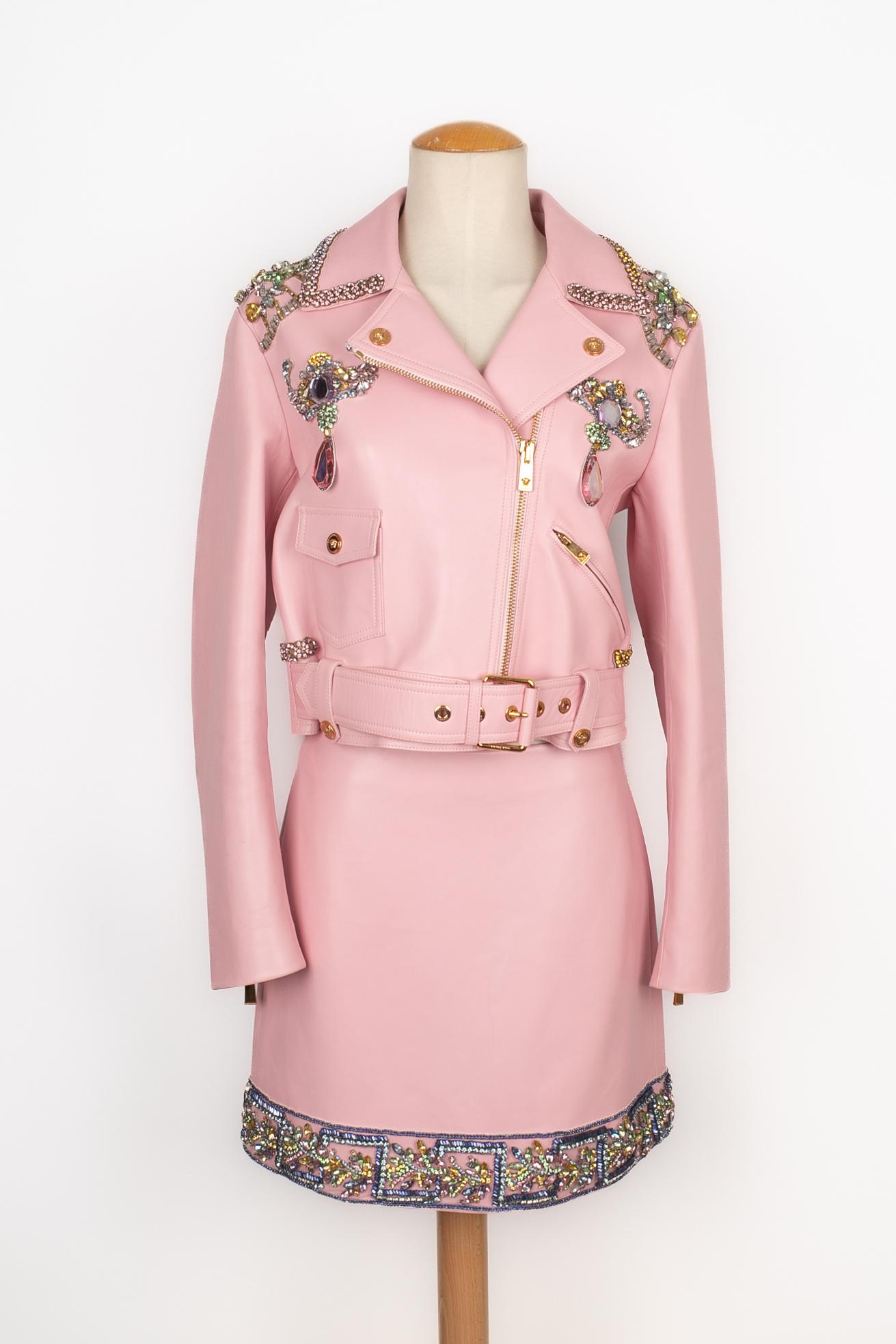 VERSACE - (Made in Italy) Conjunto de piel de cordero rosa con chaqueta y falda bordada con strass multicolor. Talla 40IT indicada, se ajusta a una 36FR. Colección Pre-Fall 2022.

Estado:
Muy buen estado

Dimensiones:
Chaqueta: Anchura de los