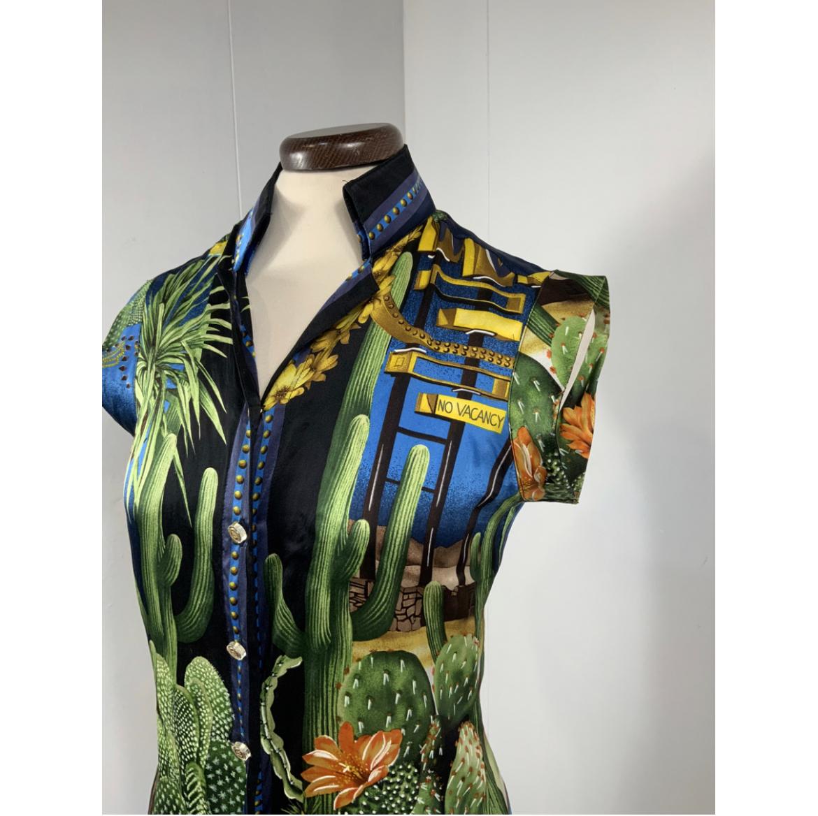 VERSACE BLOUSE.
Missing label composition and size.
We think it's silk.
She wears an Italian 38/40.
Shoulders 40 cm
Bust 40 cm
Length 66 cm
Good general condition shows signs of normal use. The first button of the closure is missing.
It has a few