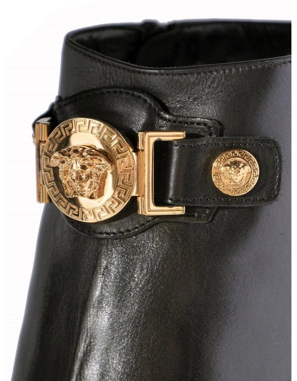 Noir Bottes en cuir noir à triple plateforme signées Versace en vente